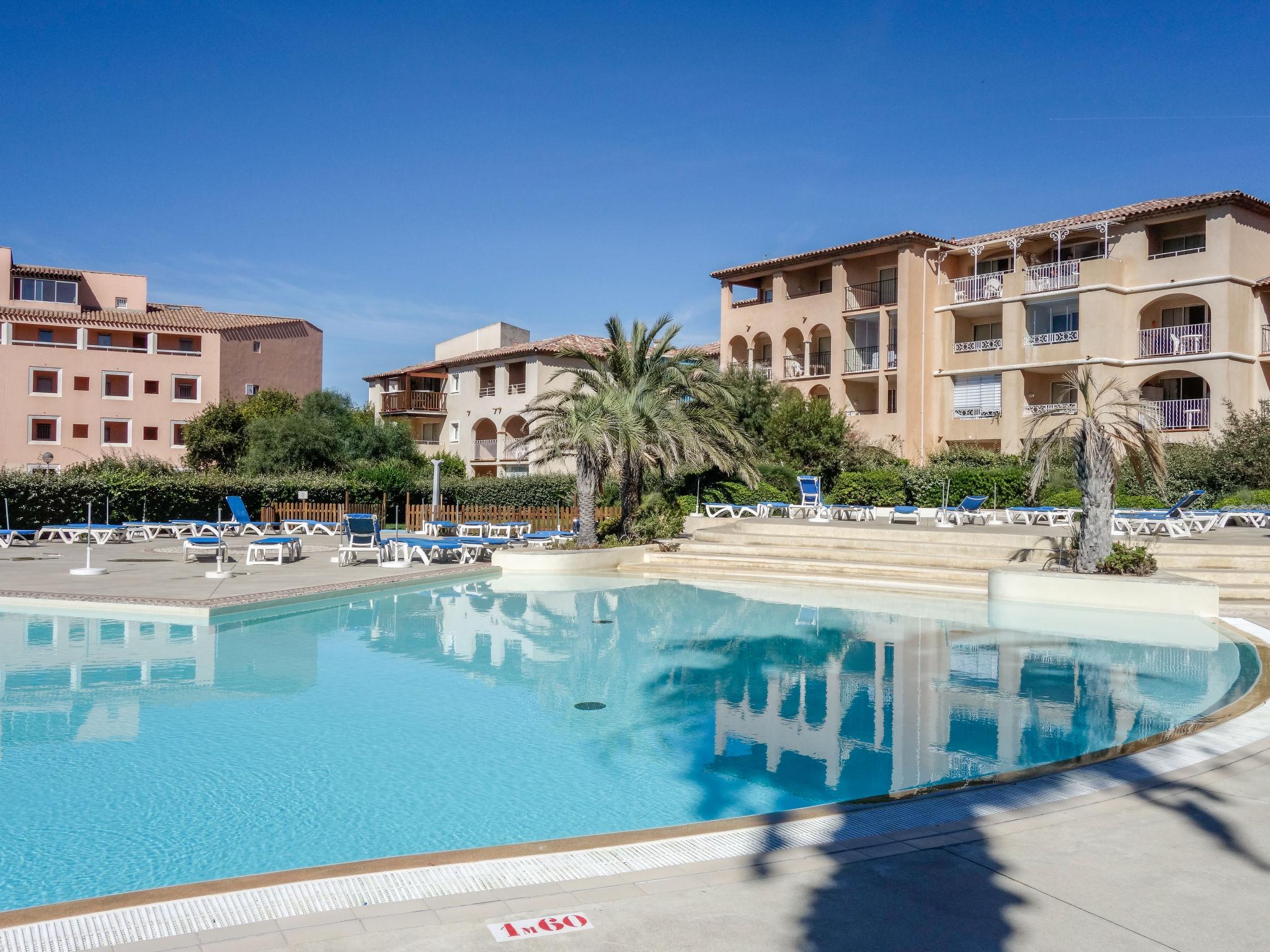 Photo 6 - 2 bedroom Apartment in Six-Fours-les-Plages with swimming pool and sea view