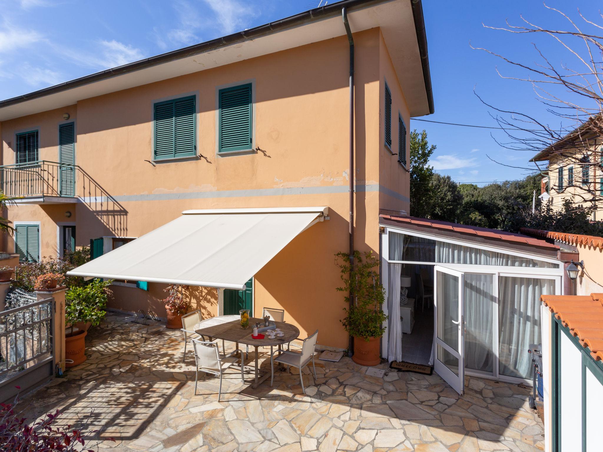 Photo 2 - Maison de 2 chambres à Pietrasanta avec jardin et vues à la mer