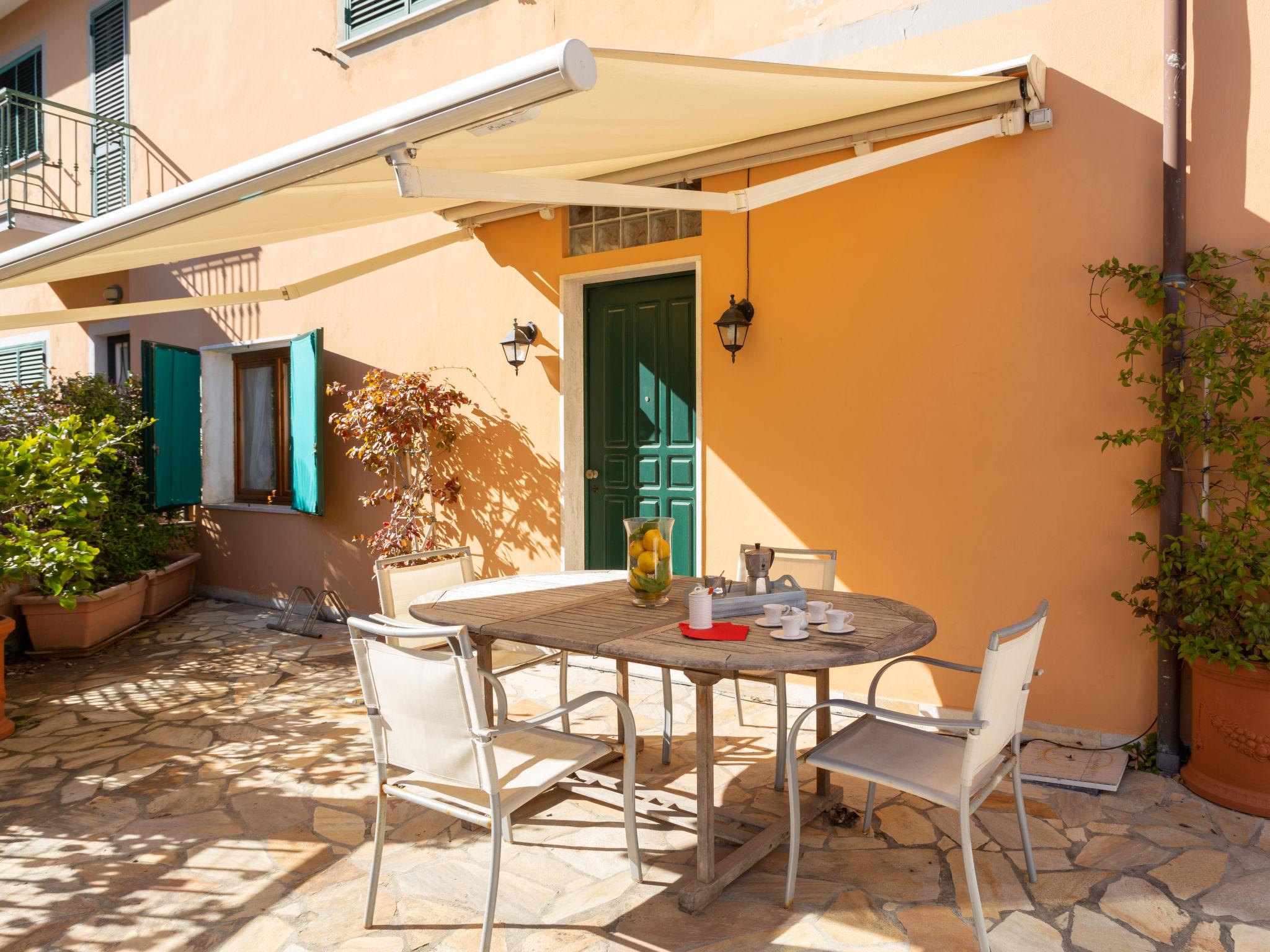 Photo 1 - Maison de 2 chambres à Pietrasanta avec jardin et vues à la mer