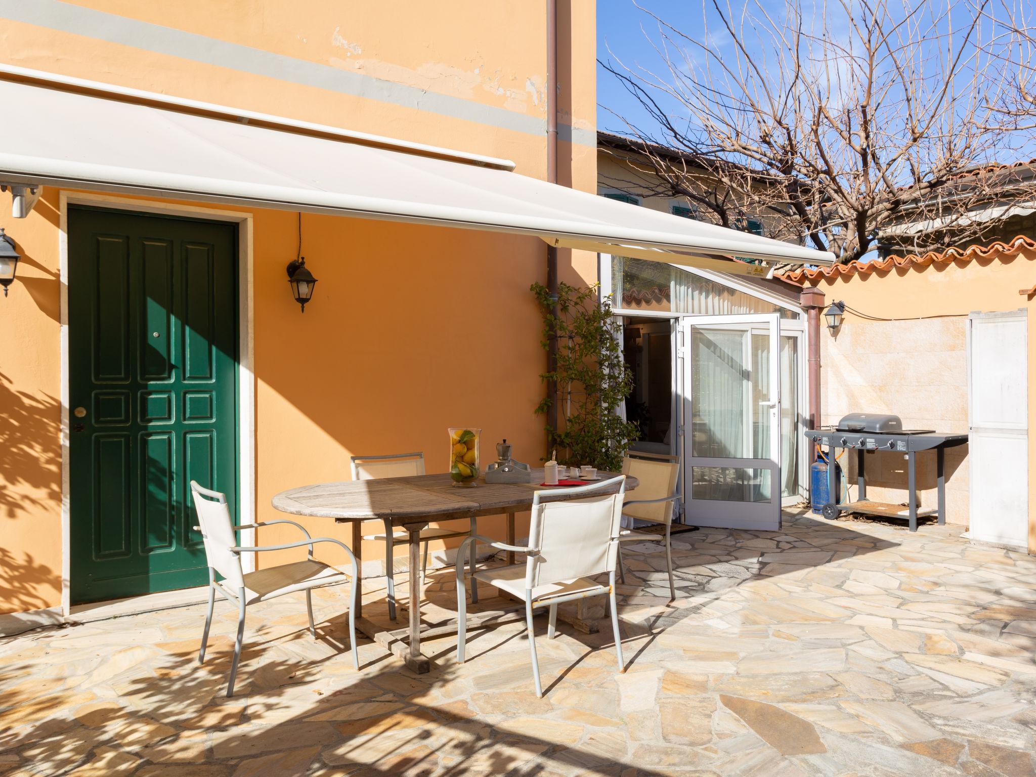 Photo 3 - Maison de 2 chambres à Pietrasanta avec jardin et vues à la mer