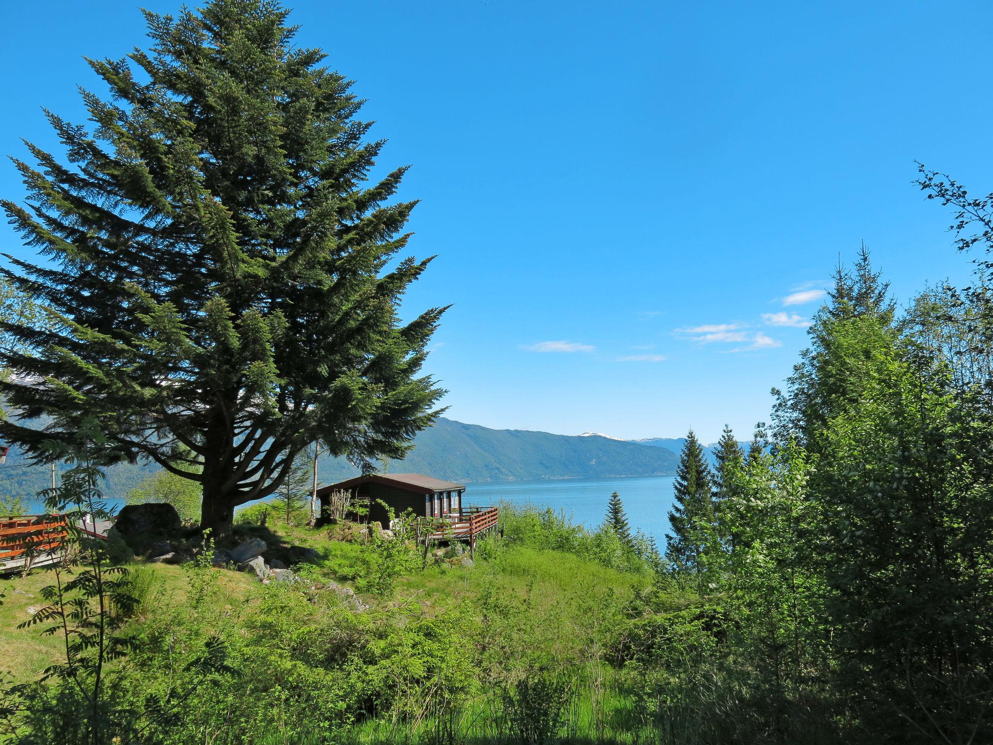 Foto 5 - Casa de 2 quartos em Balestrand com jardim e terraço