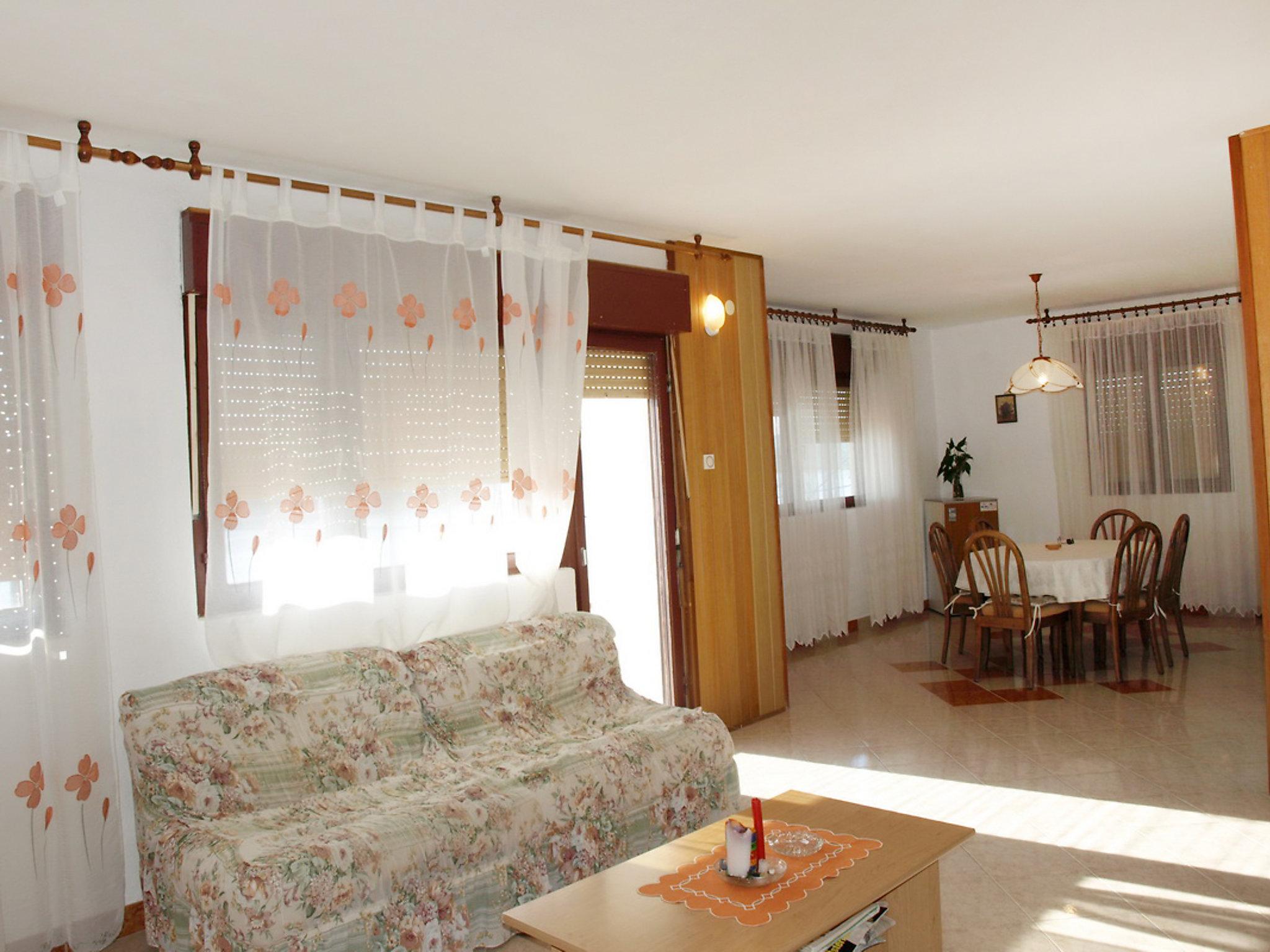 Foto 8 - Apartamento de 3 quartos em Zadar com jardim e terraço