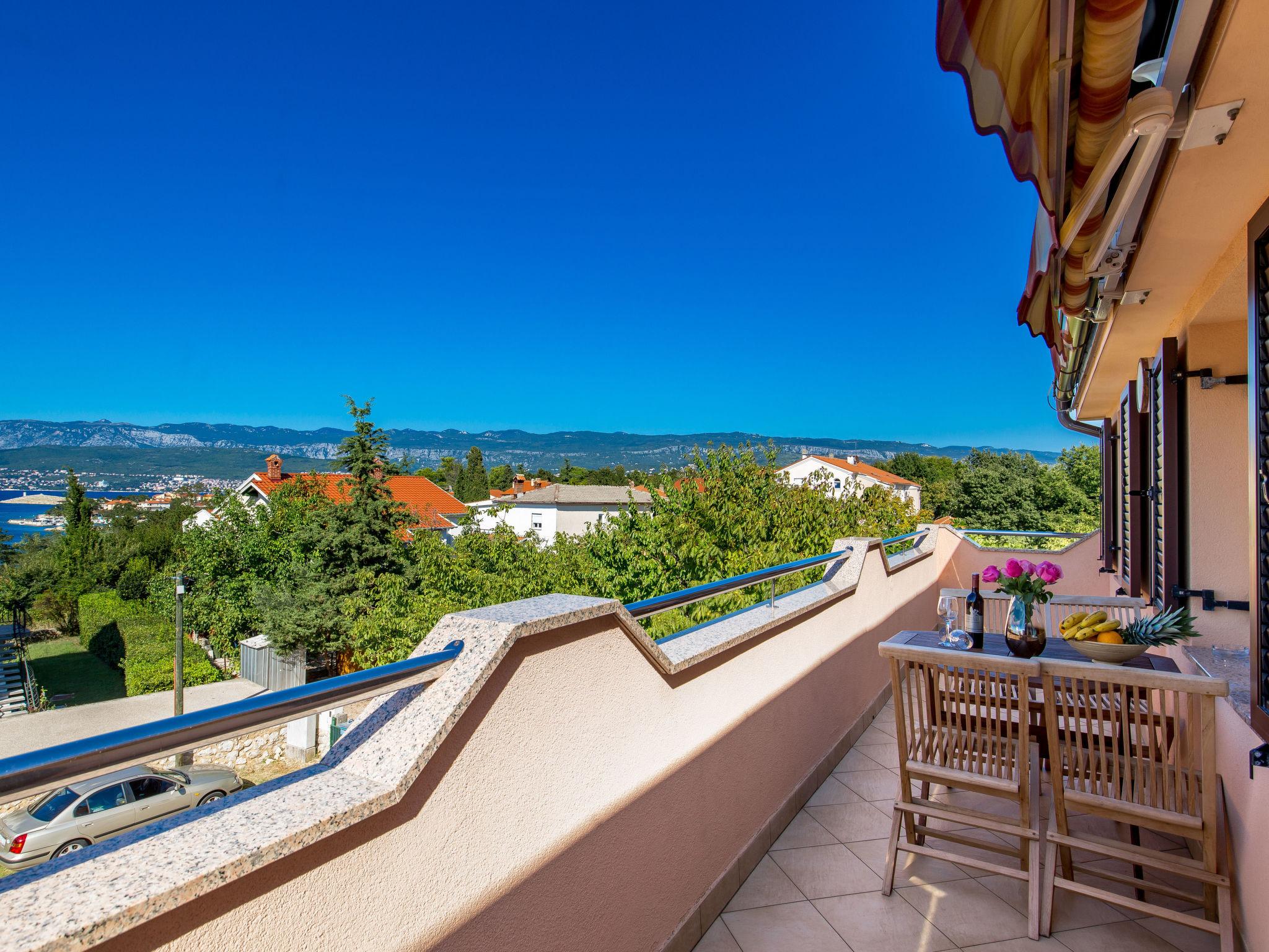 Foto 2 - Apartamento de 2 quartos em Dobrinj com piscina e vistas do mar