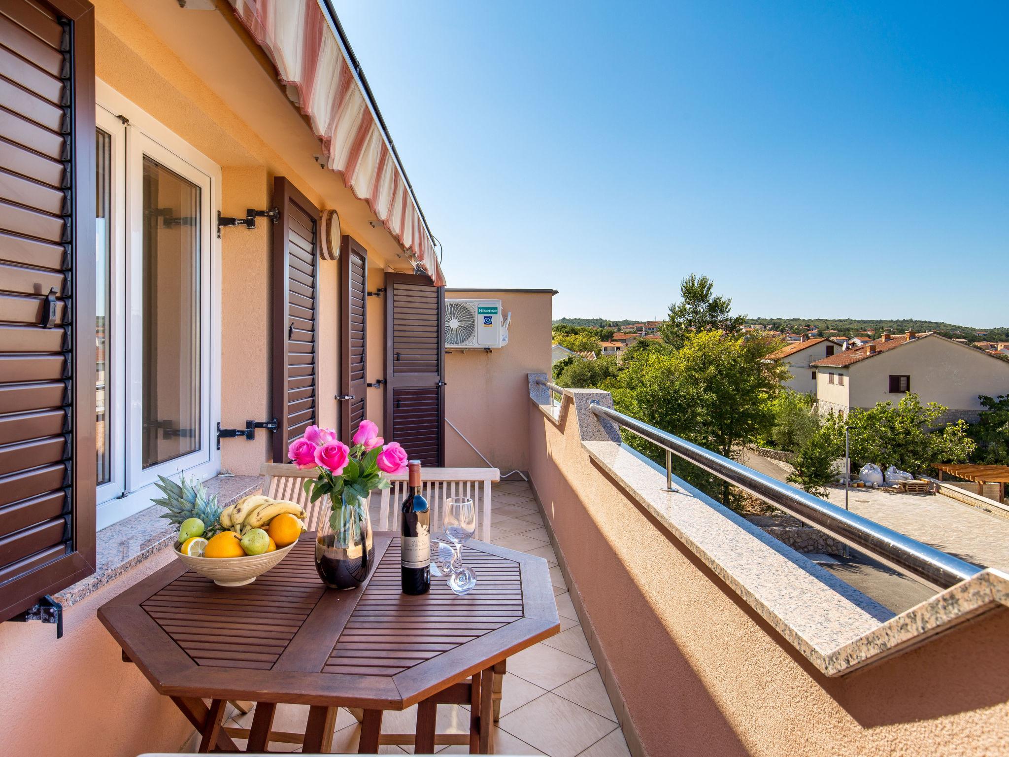 Photo 10 - Appartement de 2 chambres à Dobrinj avec piscine et vues à la mer