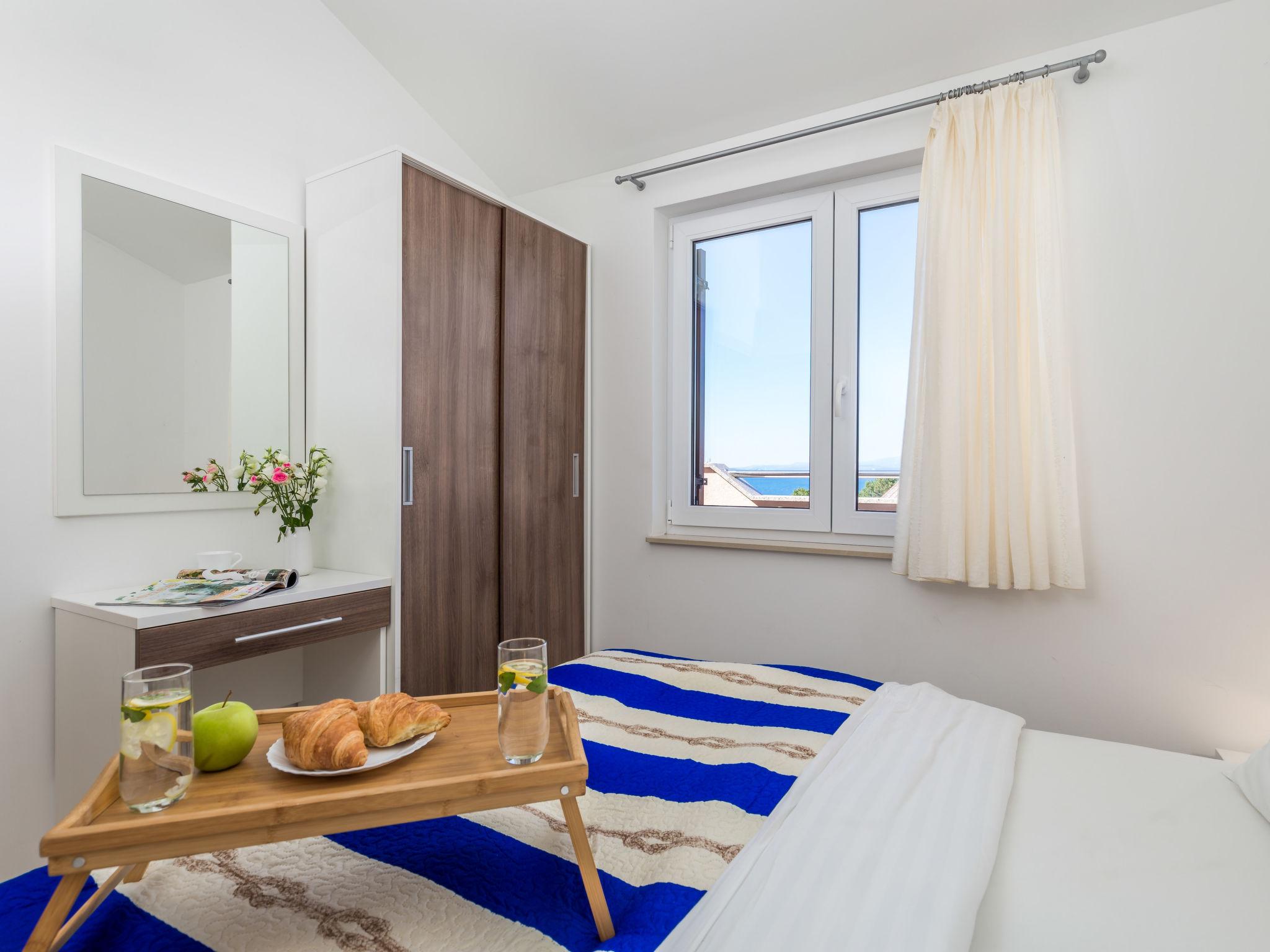 Foto 14 - Appartamento con 2 camere da letto a Dobrinj con piscina e vista mare