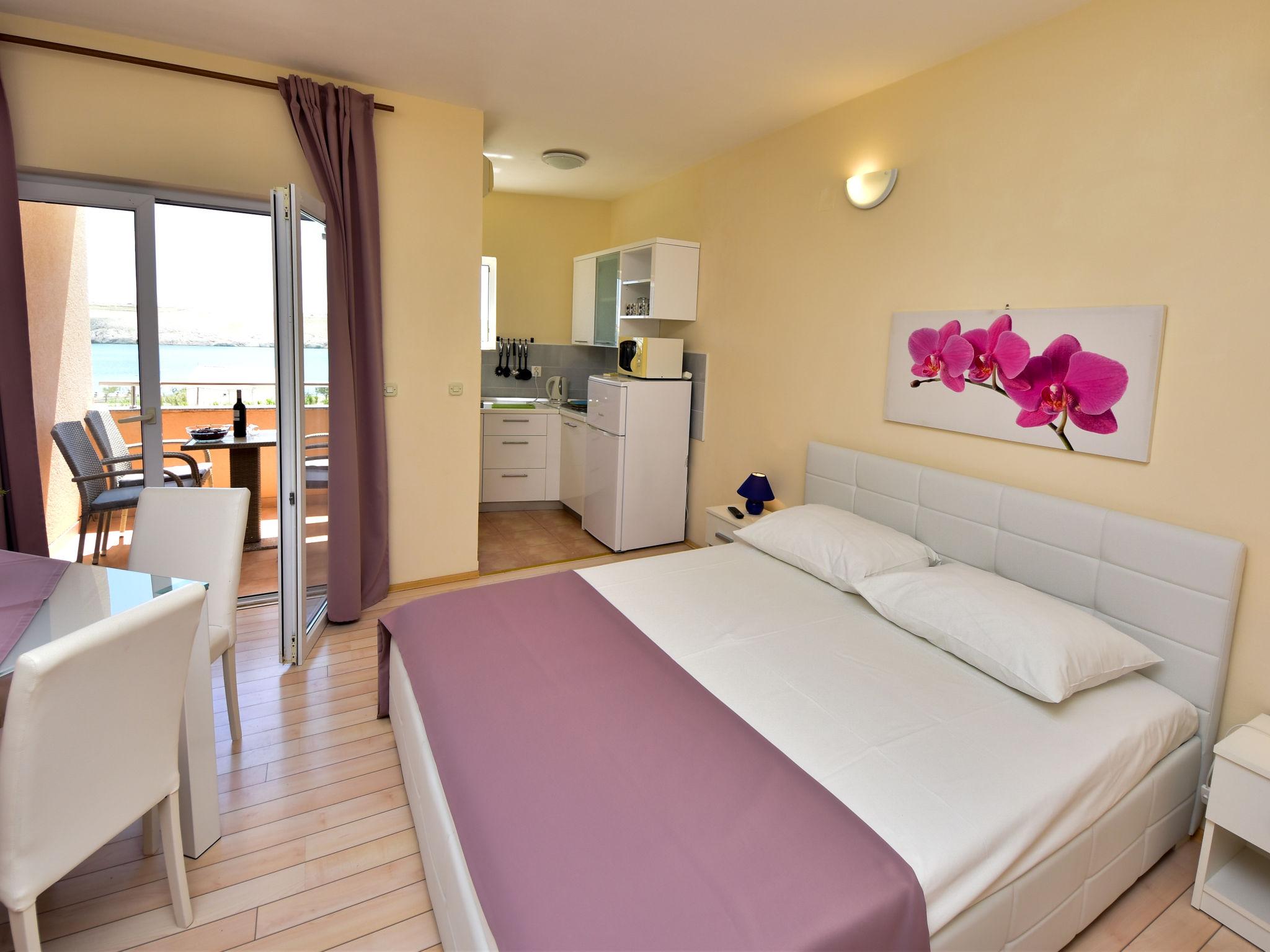 Photo 3 - 1 bedroom Apartment in Pag with swimming pool and sea view