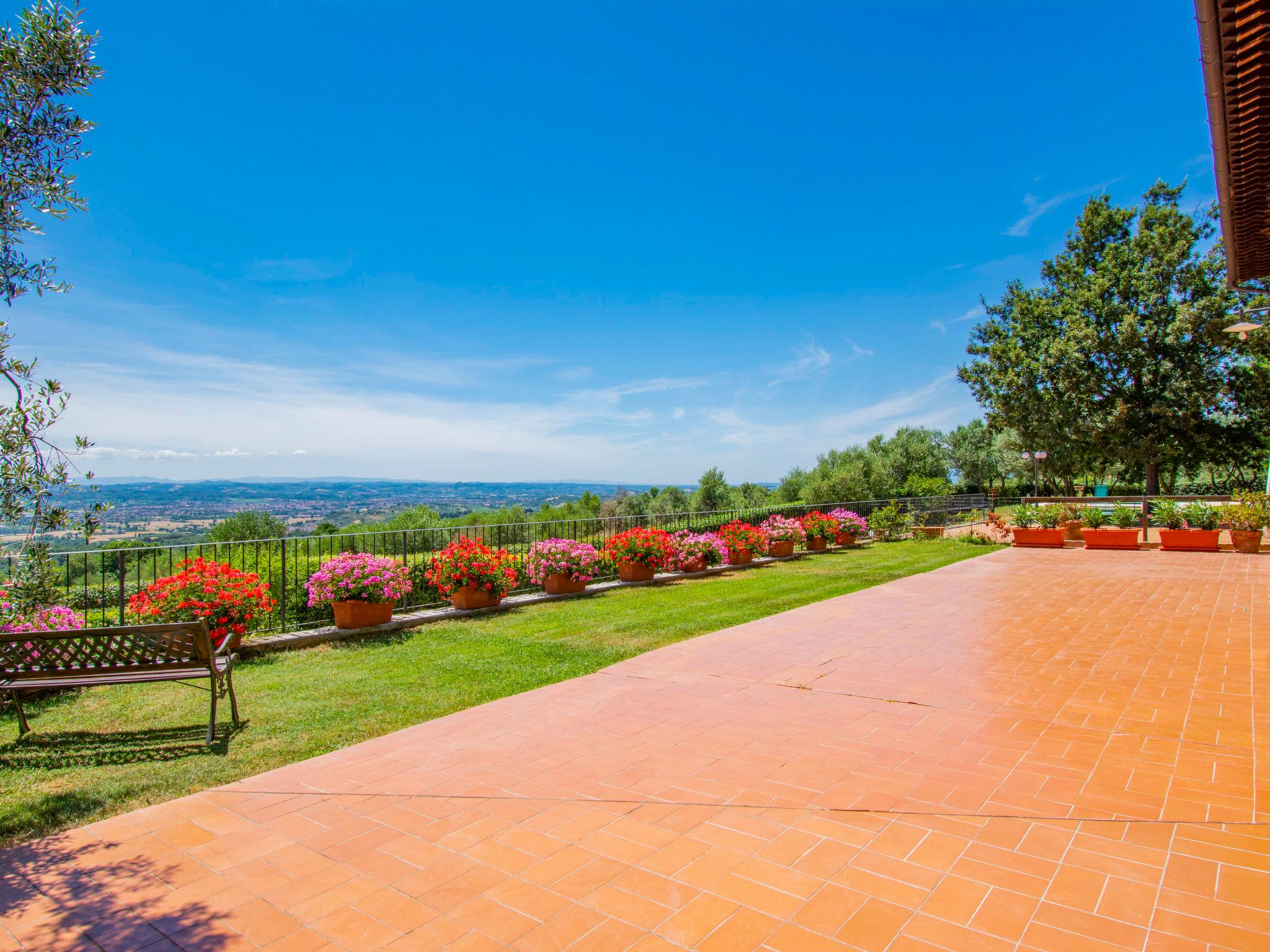 Foto 39 - Casa de 3 quartos em Capraia e Limite com piscina privada e jardim