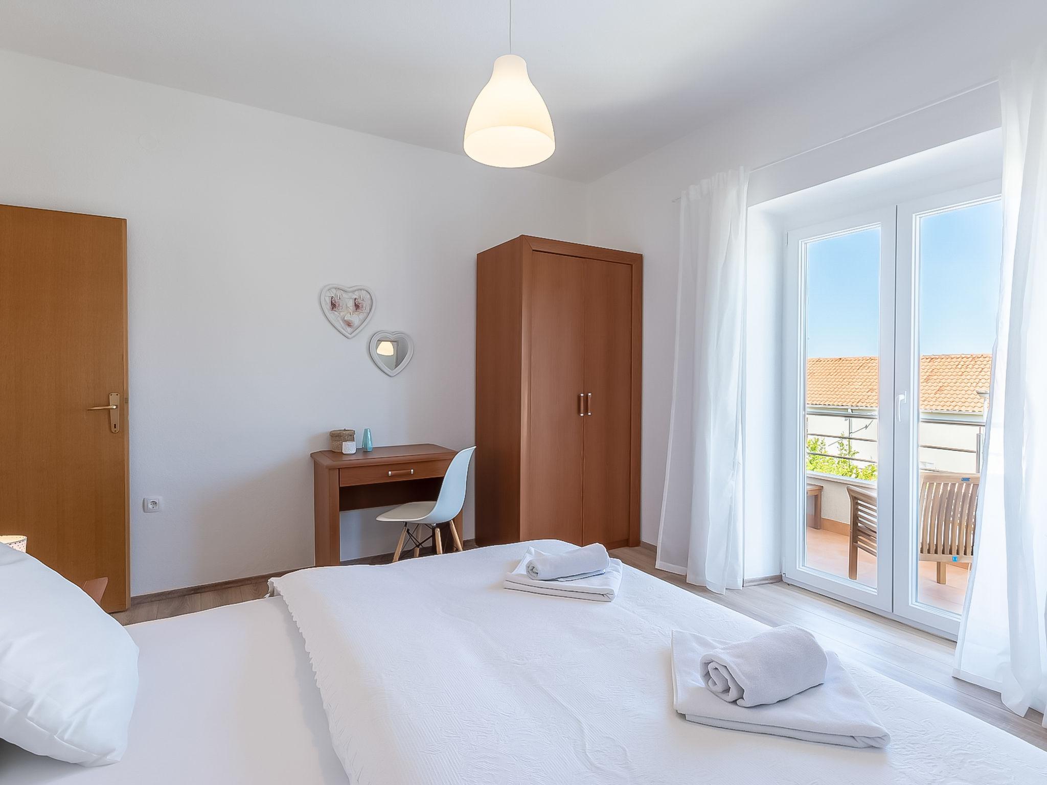 Foto 22 - Appartamento con 2 camere da letto a Sutivan con piscina e vista mare