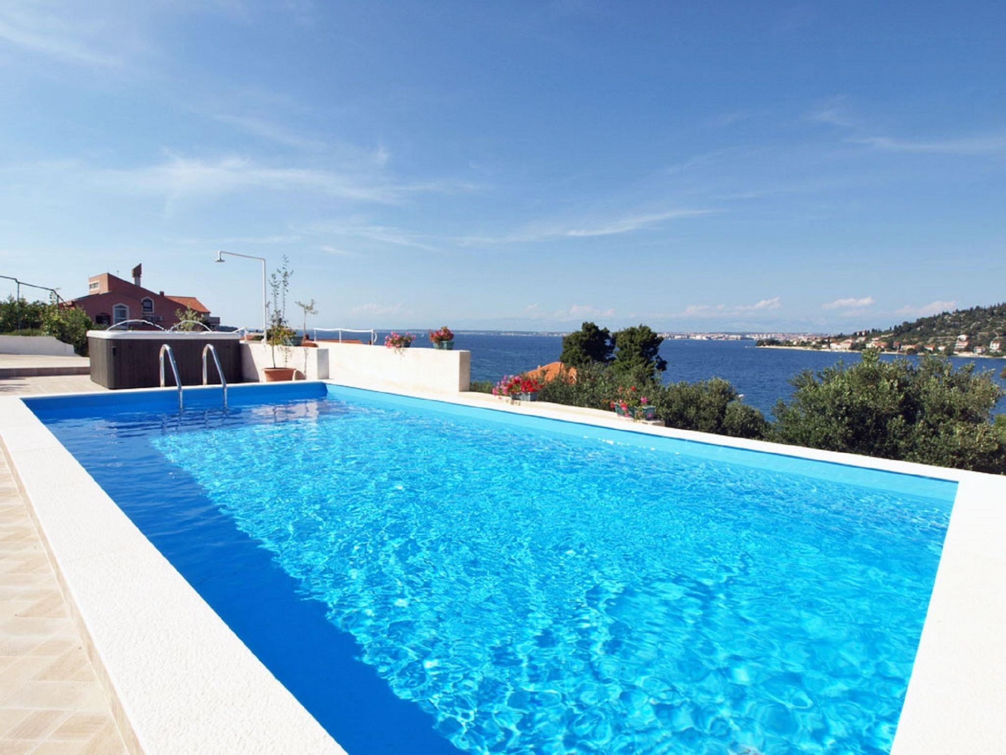 Foto 1 - Casa de 1 quarto em Kali com piscina e vistas do mar