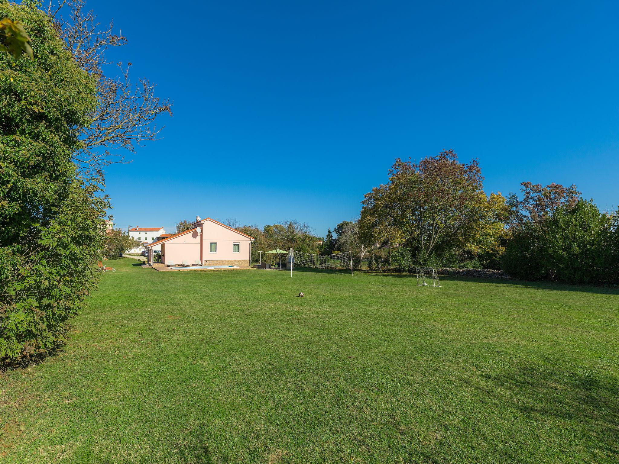 Foto 18 - Casa con 3 camere da letto a Marčana con piscina privata e giardino