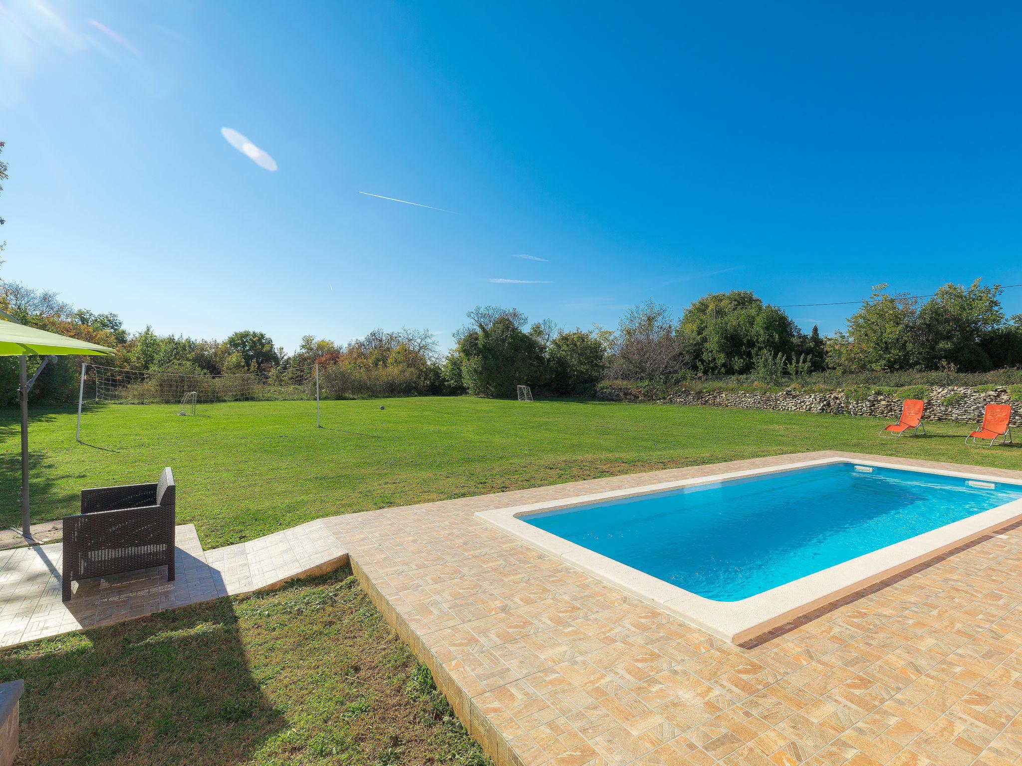 Foto 21 - Casa con 3 camere da letto a Marčana con piscina privata e giardino