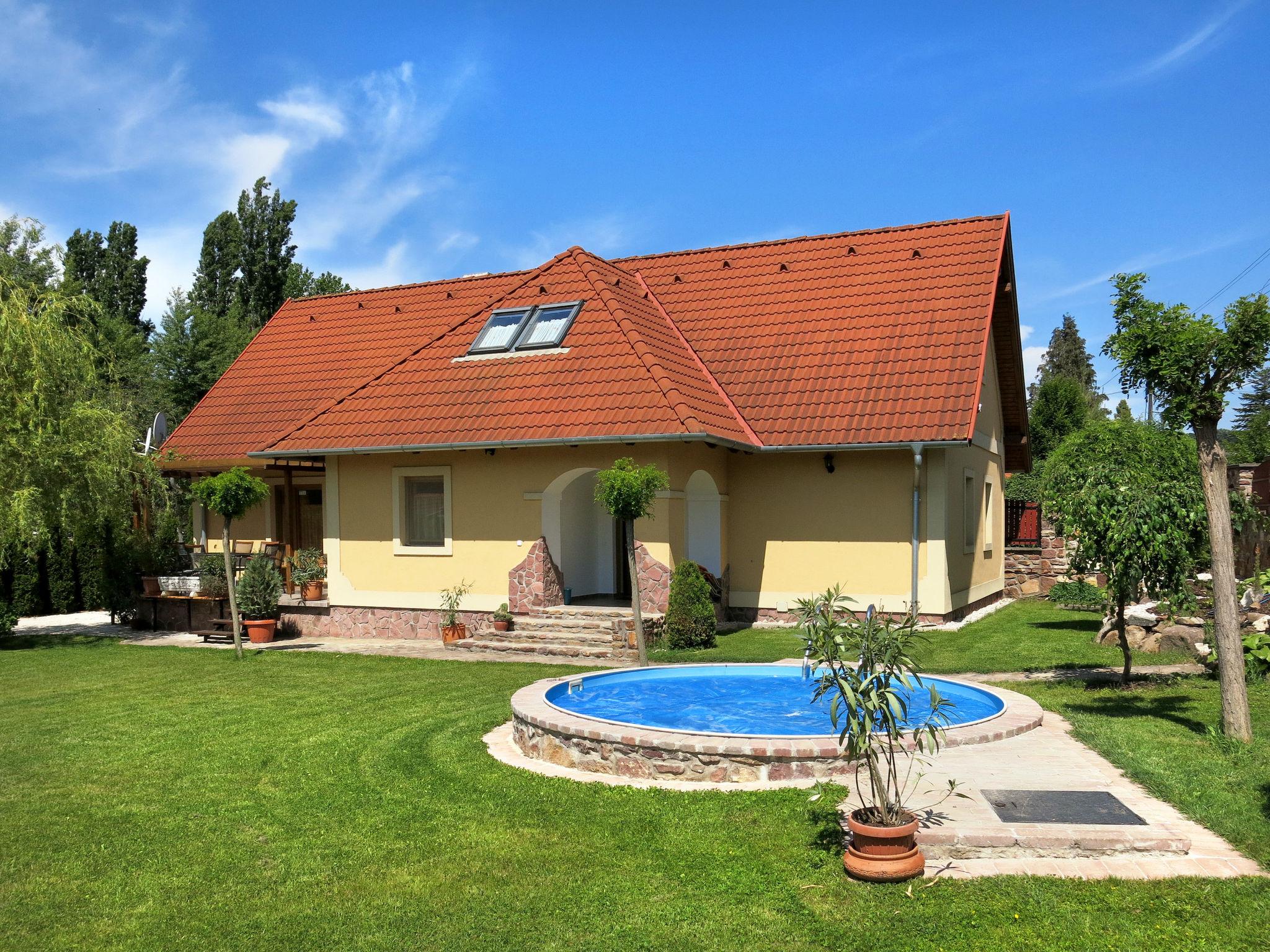 Foto 1 - Casa de 4 quartos em Ábrahámhegy com piscina privada e vista para a montanha