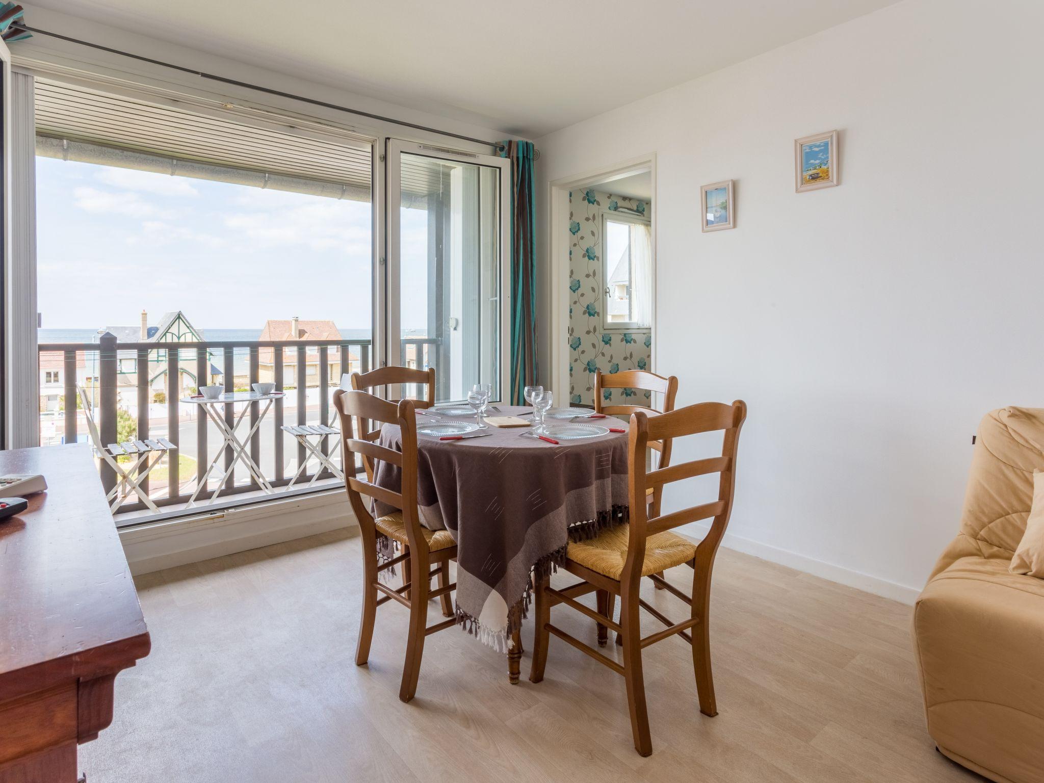 Foto 8 - Appartamento con 2 camere da letto a Villers-sur-Mer con vista mare