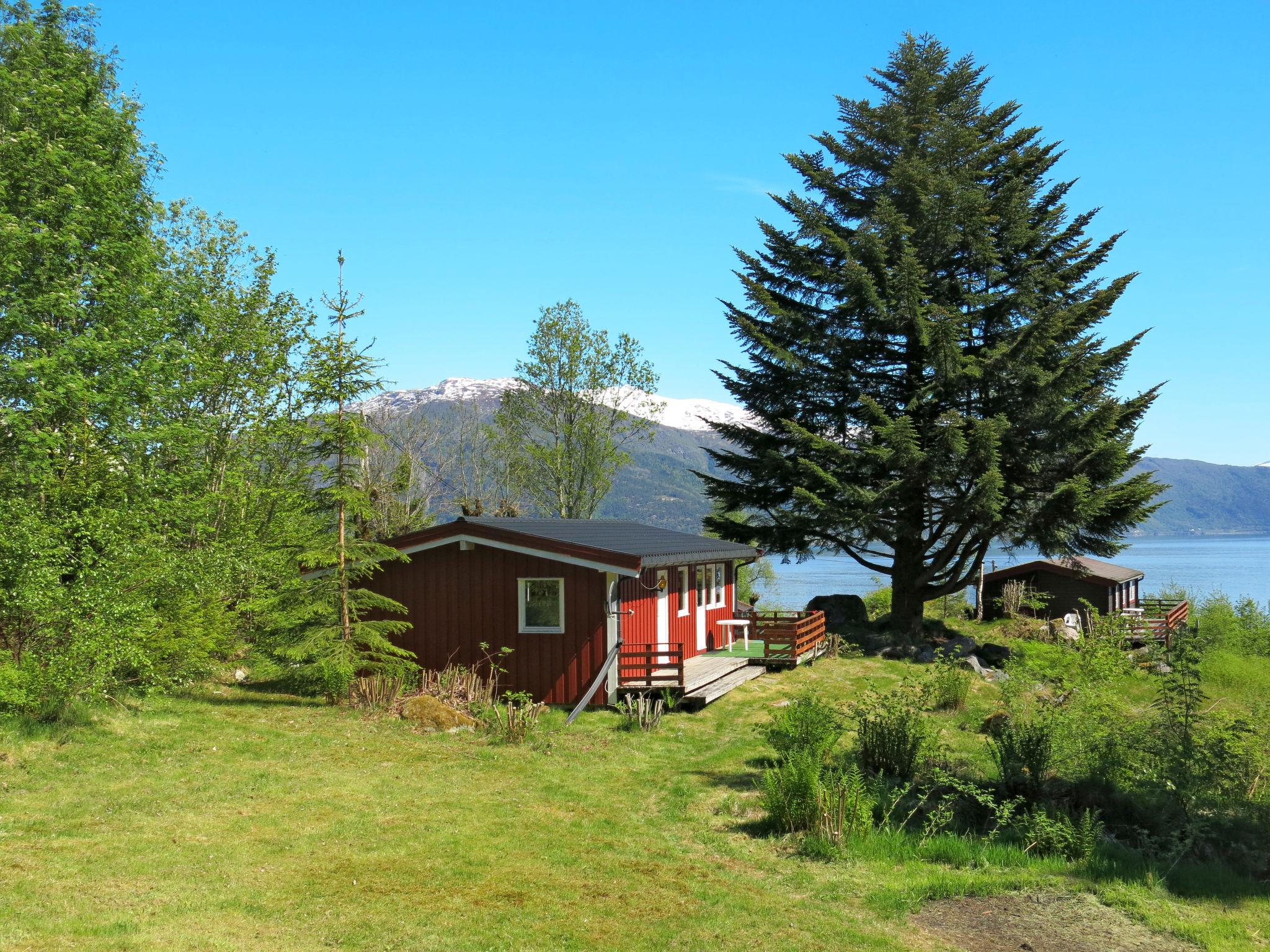 Foto 1 - Casa de 2 habitaciones en Balestrand con jardín y terraza