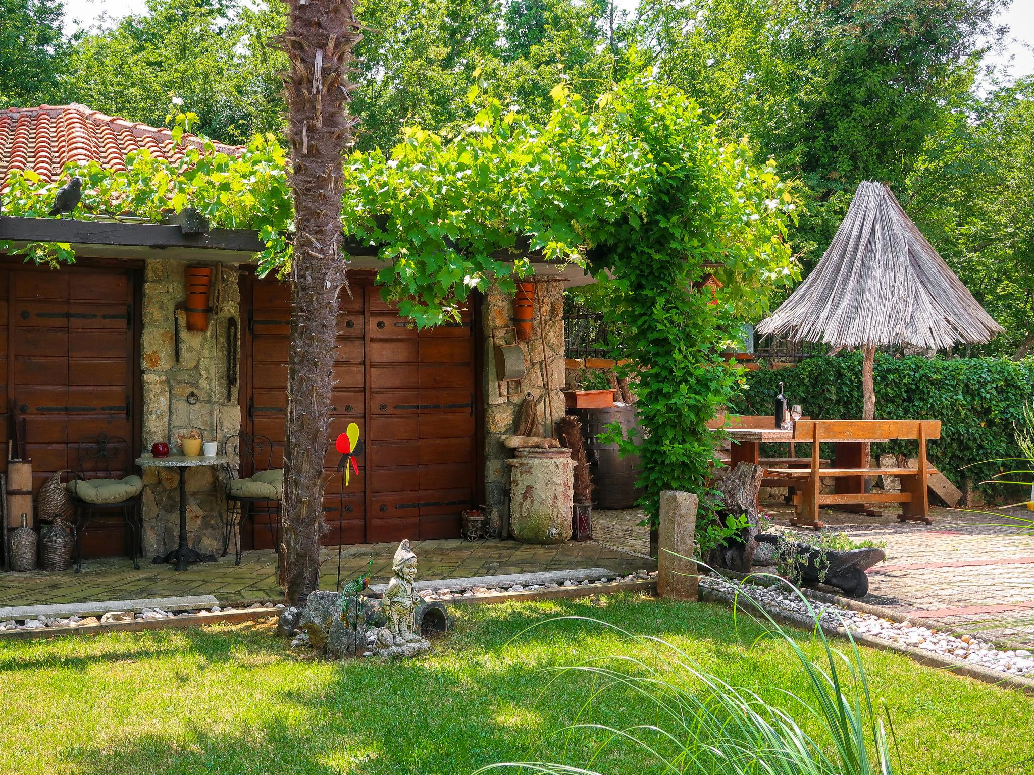 Photo 11 - Appartement de 2 chambres à Malinska-Dubašnica avec jardin et terrasse