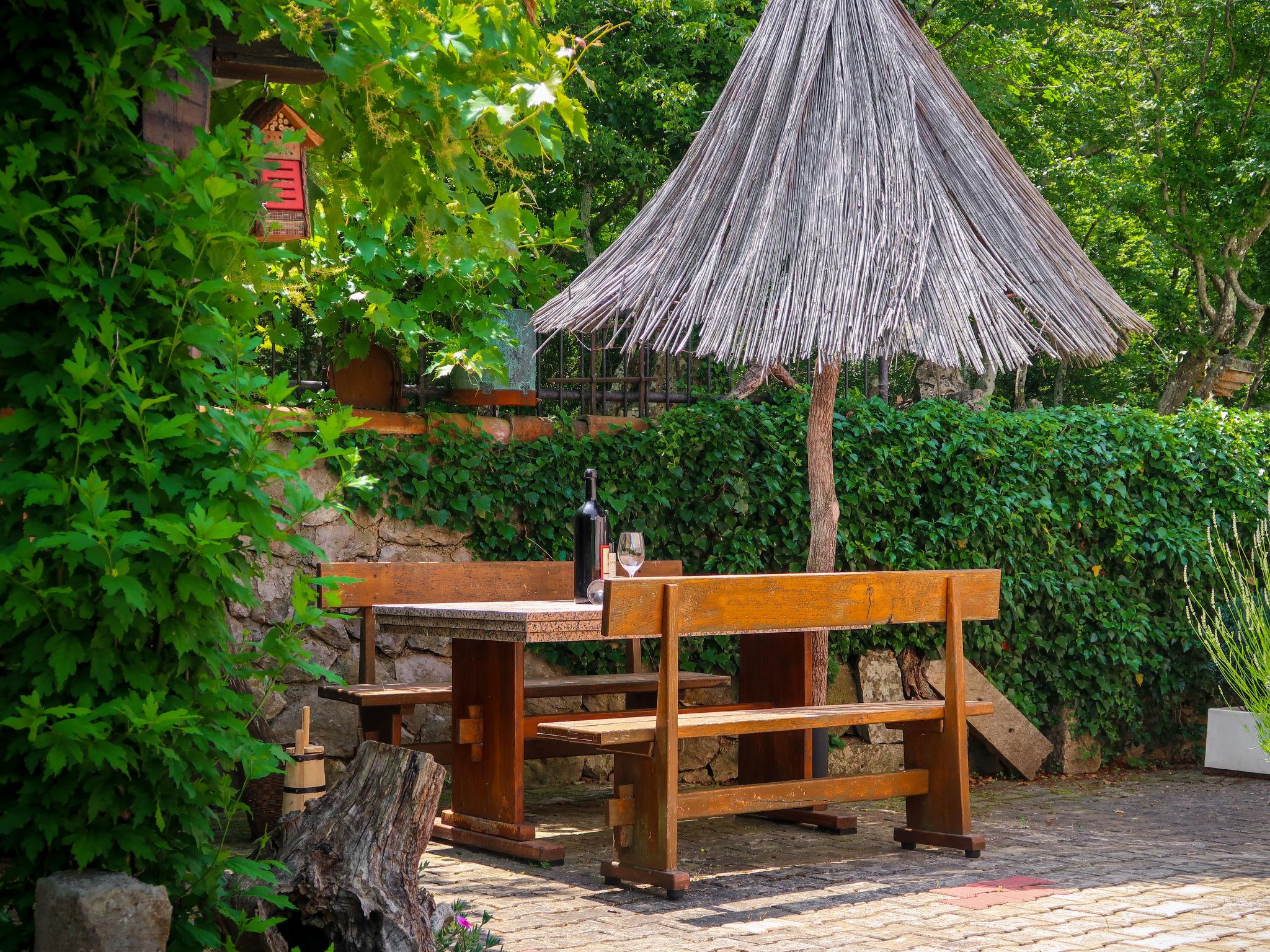 Photo 10 - Appartement de 2 chambres à Malinska-Dubašnica avec jardin et vues à la mer