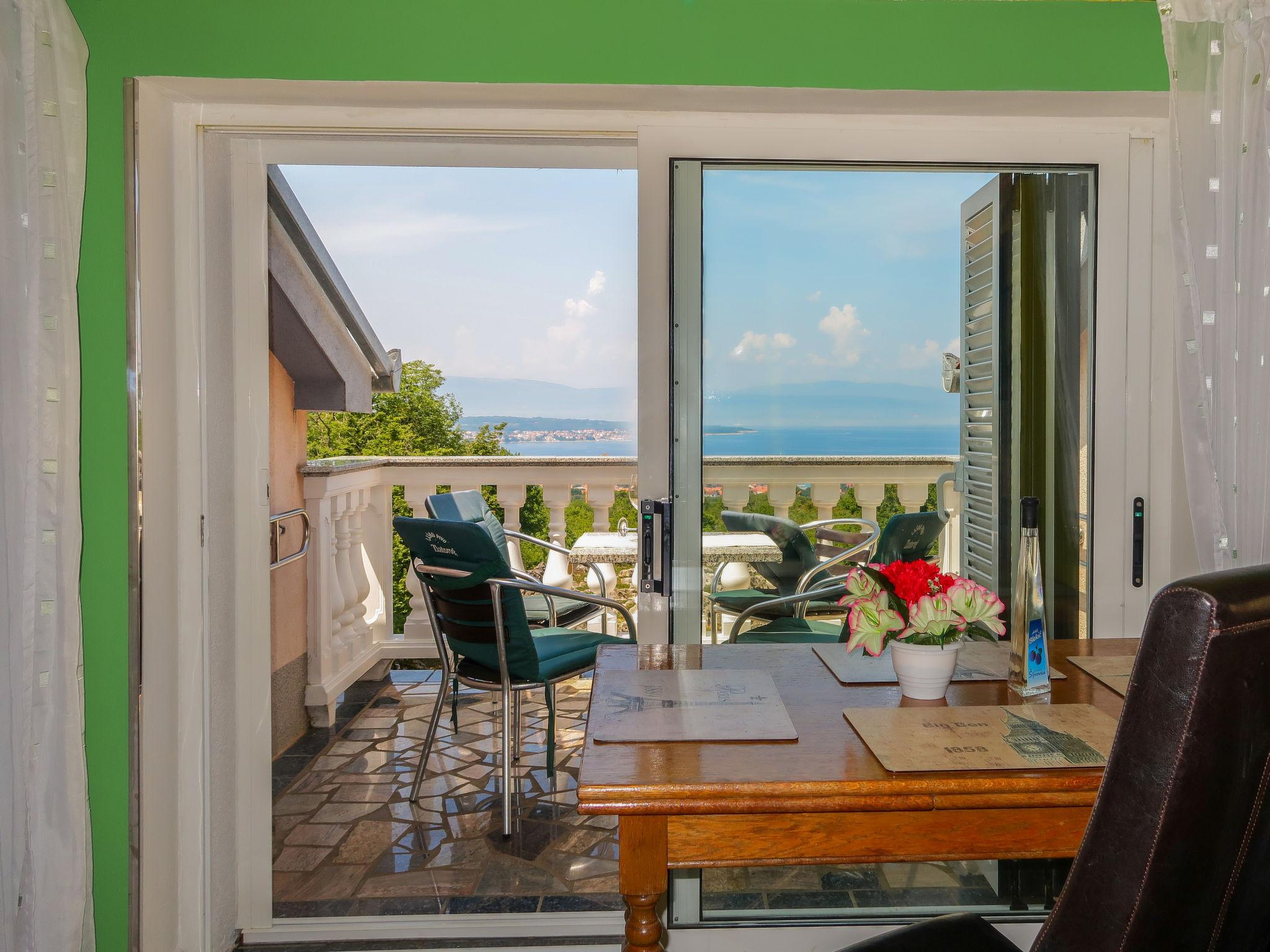 Photo 6 - Appartement de 2 chambres à Malinska-Dubašnica avec jardin et vues à la mer