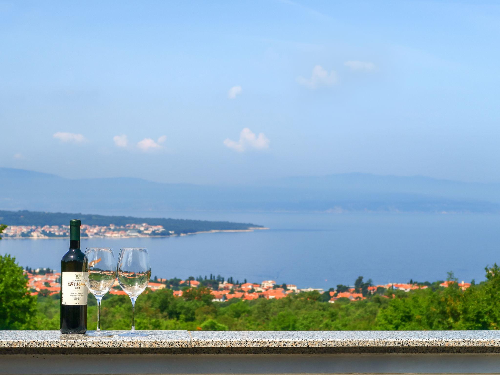 Photo 5 - Appartement de 2 chambres à Malinska-Dubašnica avec jardin et vues à la mer