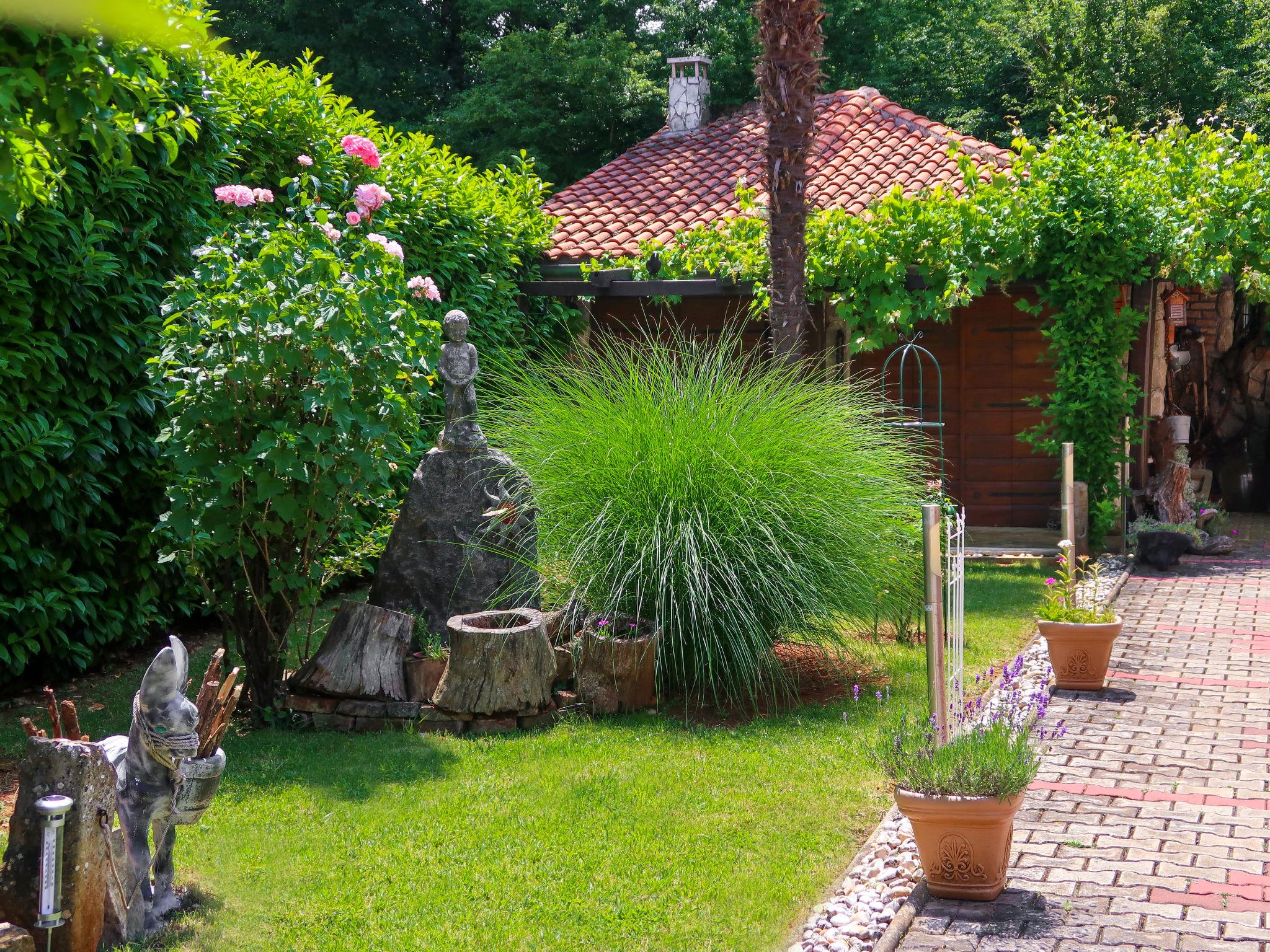 Photo 3 - Appartement de 2 chambres à Malinska-Dubašnica avec jardin et vues à la mer