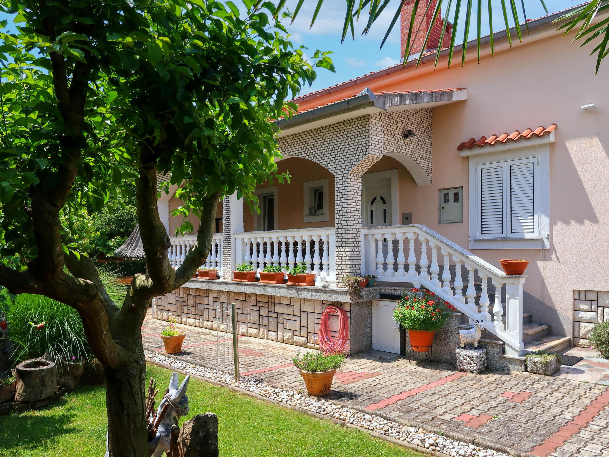 Foto 1 - Appartamento con 2 camere da letto a Malinska-Dubašnica con giardino e vista mare