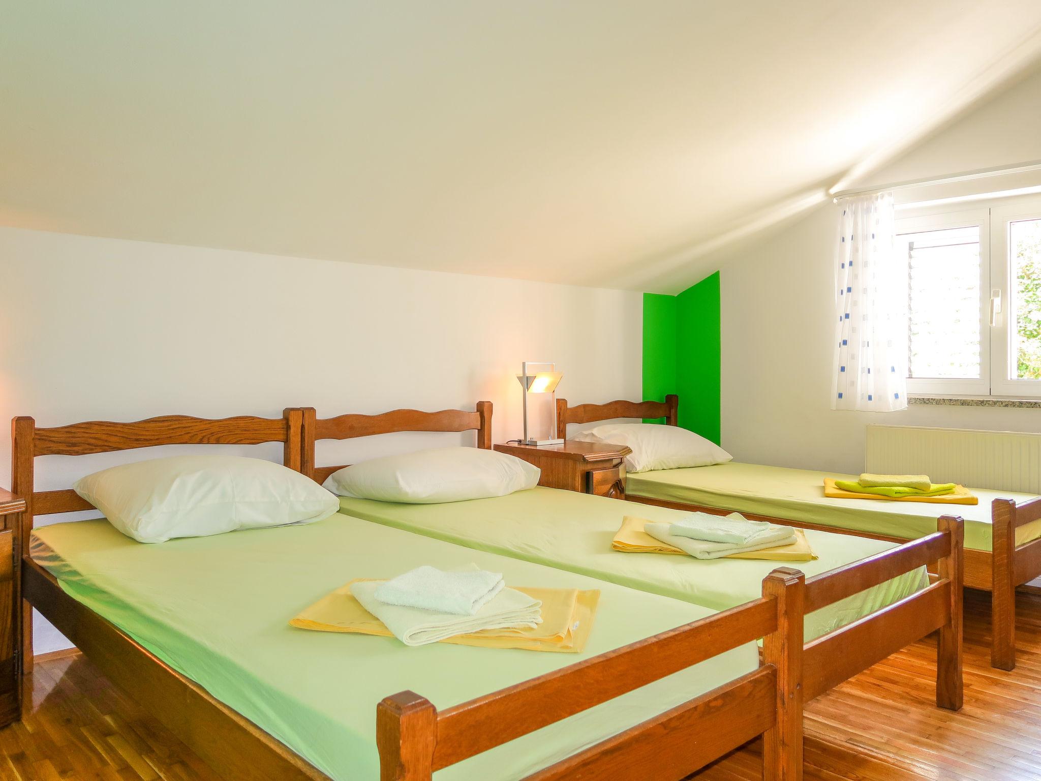 Foto 14 - Appartamento con 2 camere da letto a Malinska-Dubašnica con giardino e vista mare