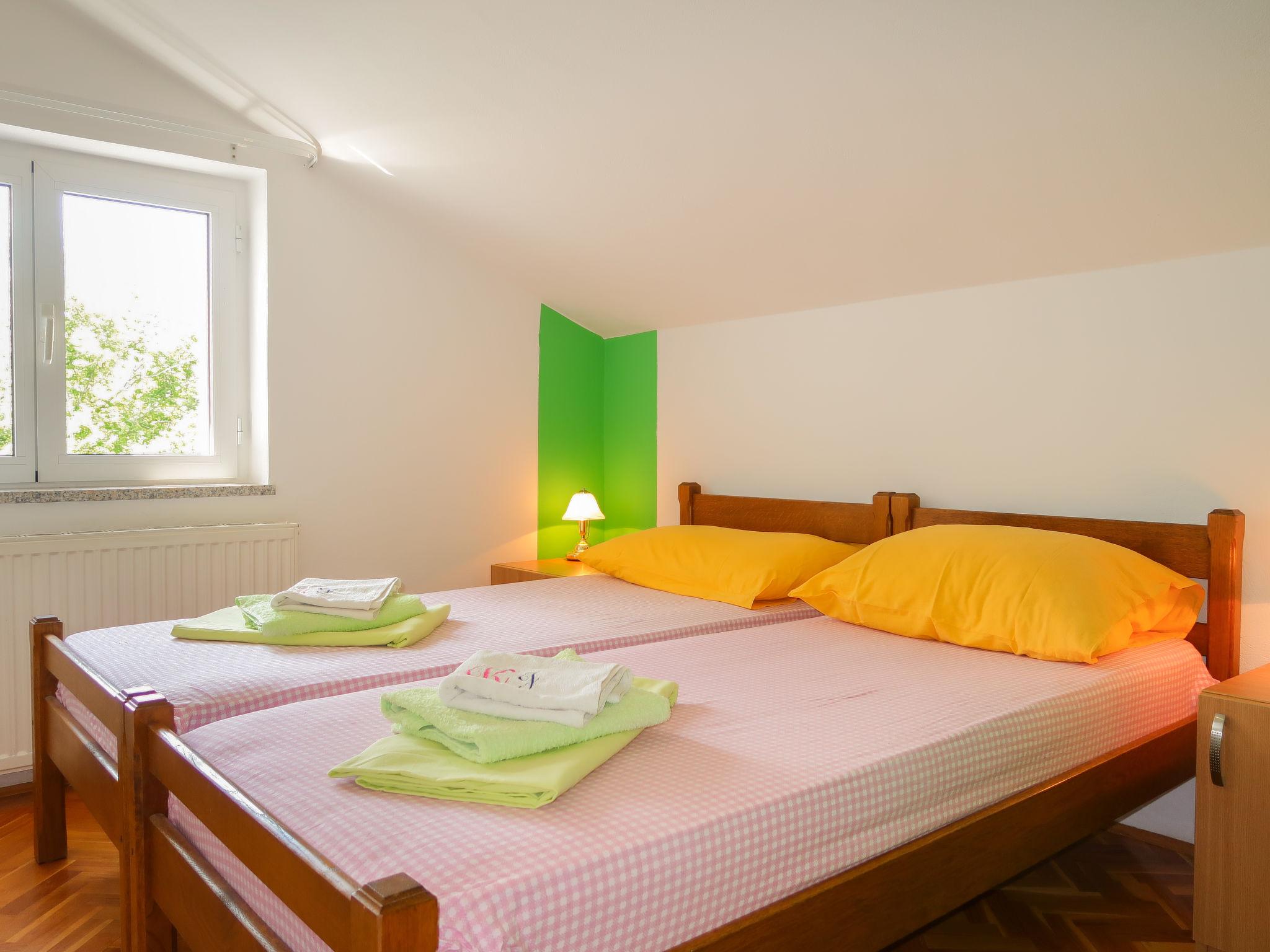 Foto 16 - Appartamento con 2 camere da letto a Malinska-Dubašnica con giardino e vista mare