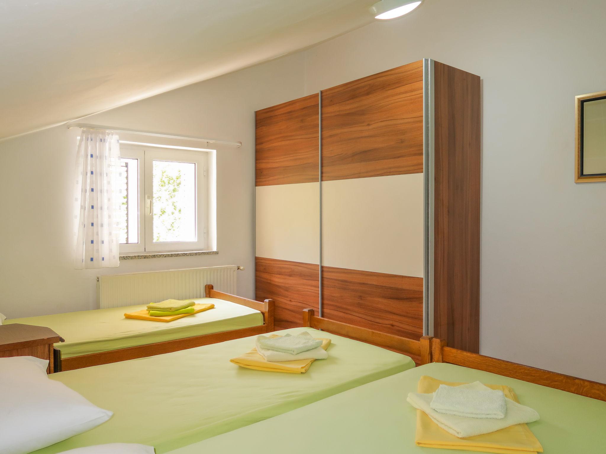 Foto 15 - Apartamento de 2 habitaciones en Malinska-Dubašnica con jardín y vistas al mar