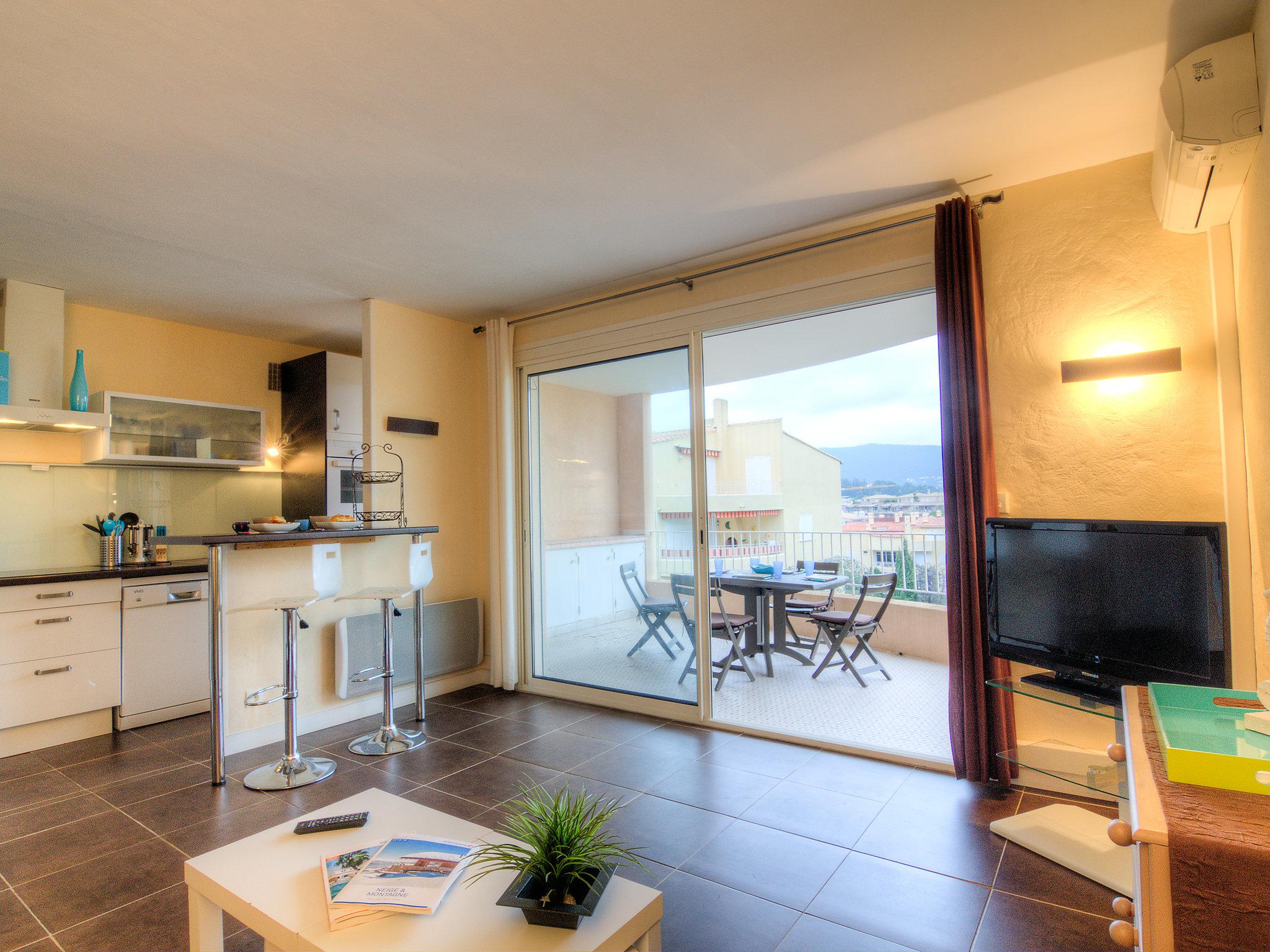 Photo 3 - 1 bedroom Apartment in Cavalaire-sur-Mer with garden and sea view