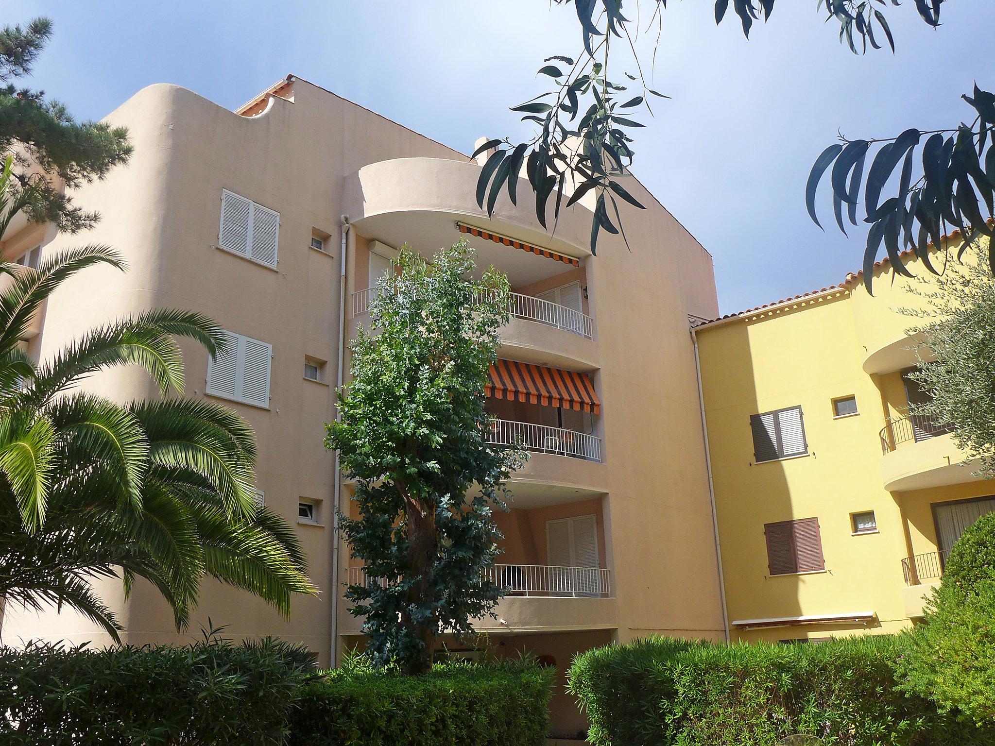 Photo 11 - 1 bedroom Apartment in Cavalaire-sur-Mer with garden and sea view