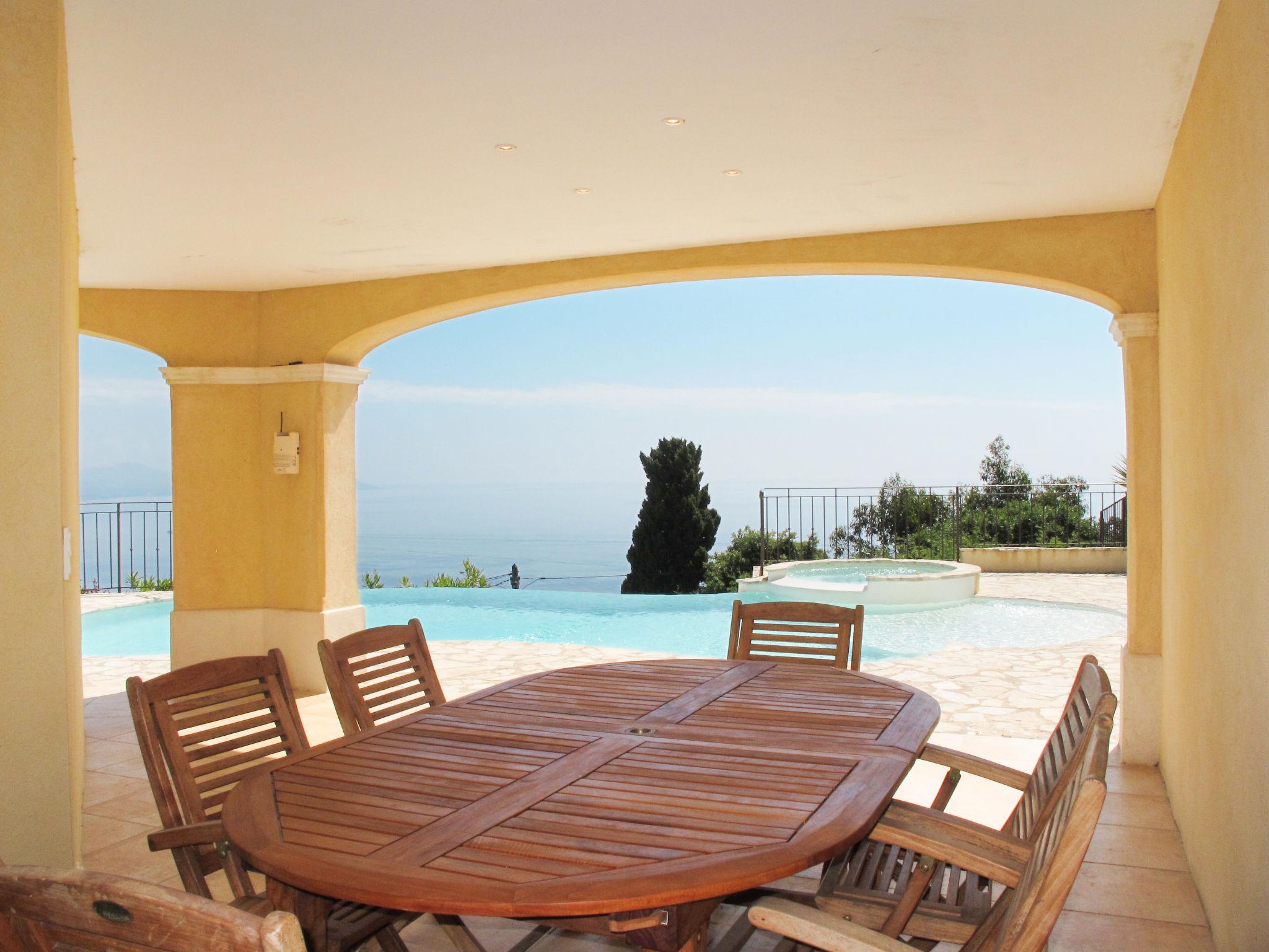 Foto 2 - Appartamento con 2 camere da letto a Roquebrune-sur-Argens con piscina privata e vista mare