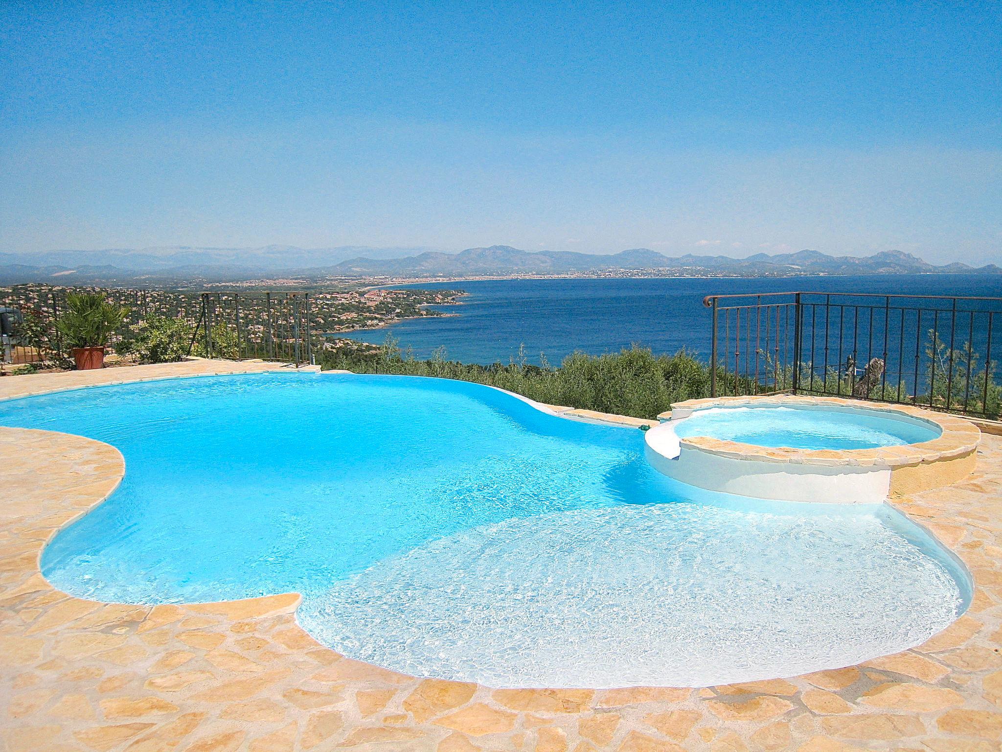Foto 1 - Apartamento de 2 habitaciones en Roquebrune-sur-Argens con piscina privada y vistas al mar