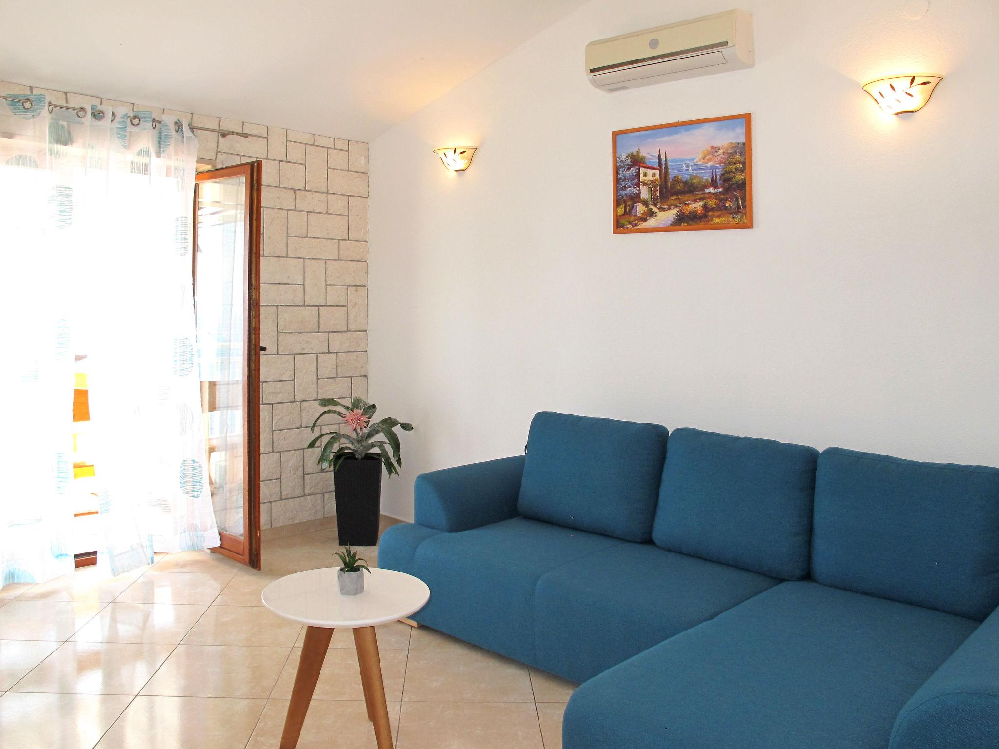 Photo 3 - 2 bedroom Apartment in Omiš with sea view