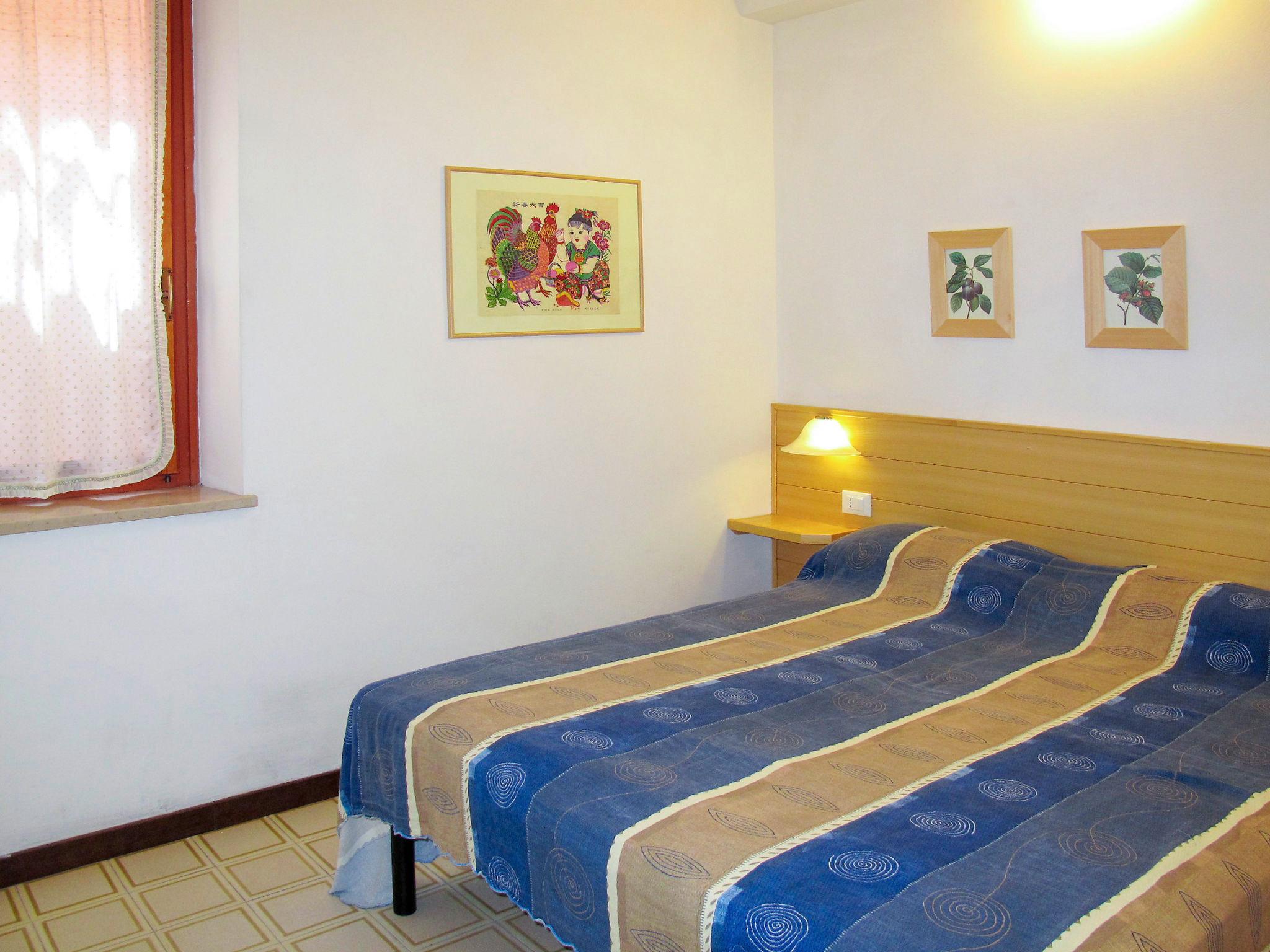 Foto 8 - Apartamento de 1 habitación en Torri del Benaco con piscina y vistas a la montaña