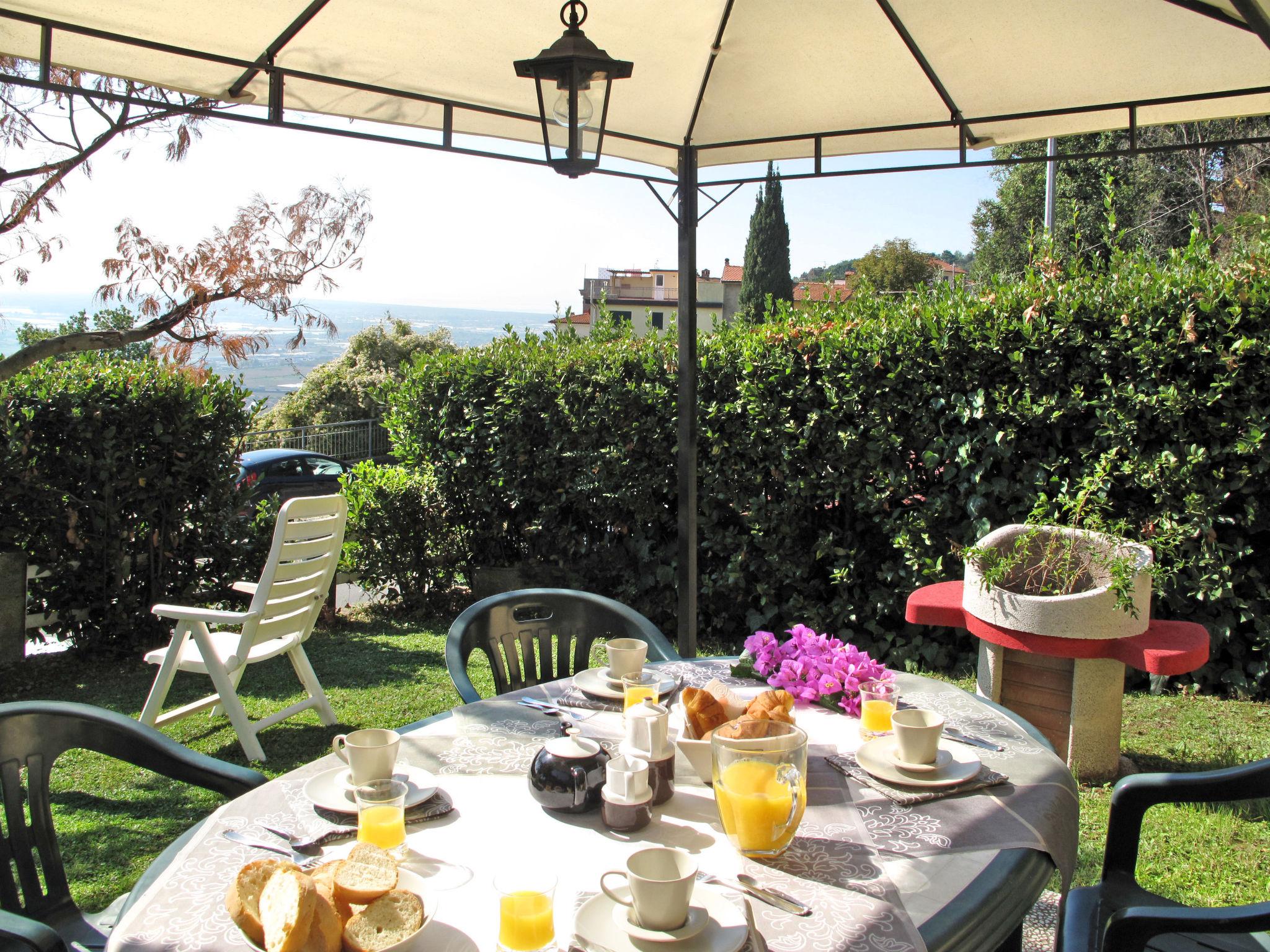 Photo 3 - Maison de 2 chambres à Massarosa avec jardin et vues à la mer