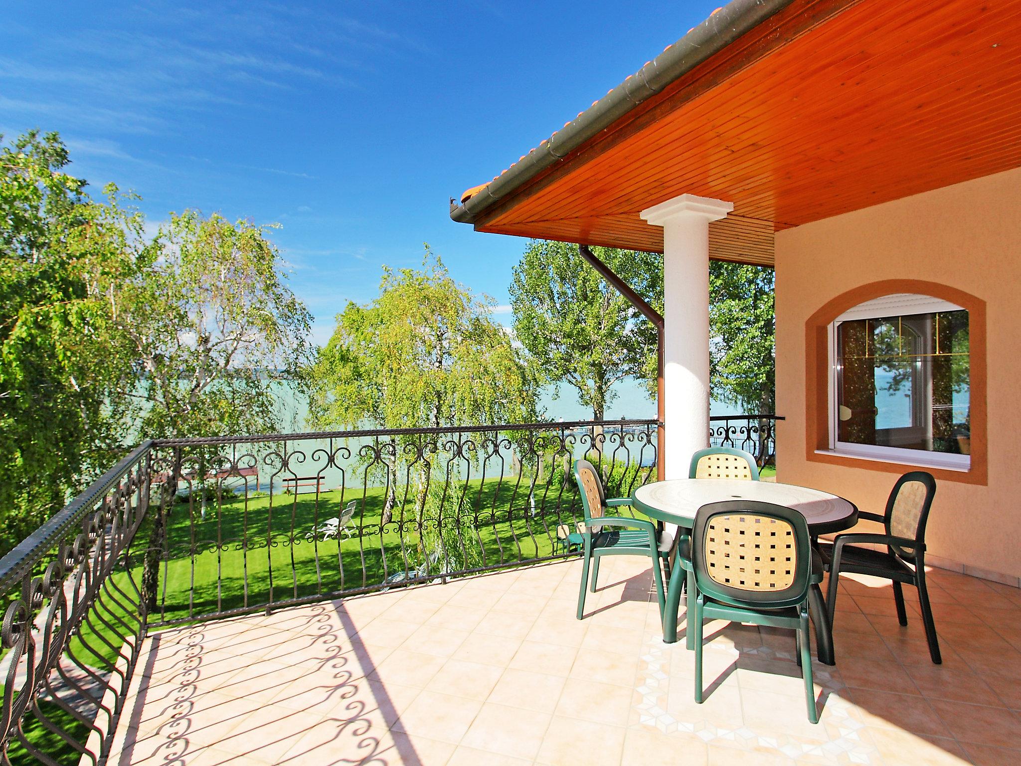 Photo 4 - 2 bedroom Apartment in Balatonlelle with garden and terrace