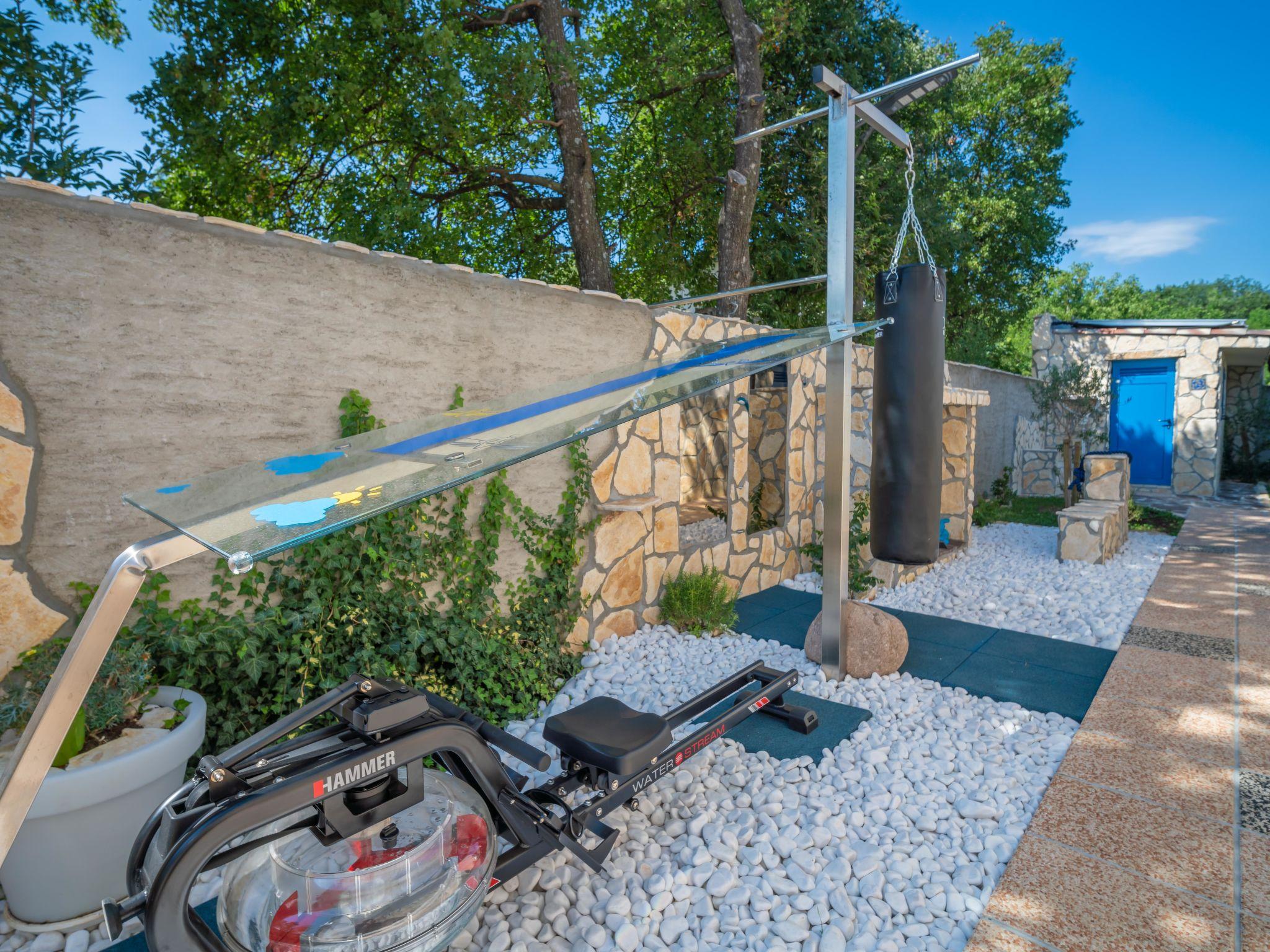 Photo 17 - Maison de 4 chambres à Novi Vinodolski avec piscine privée et terrasse