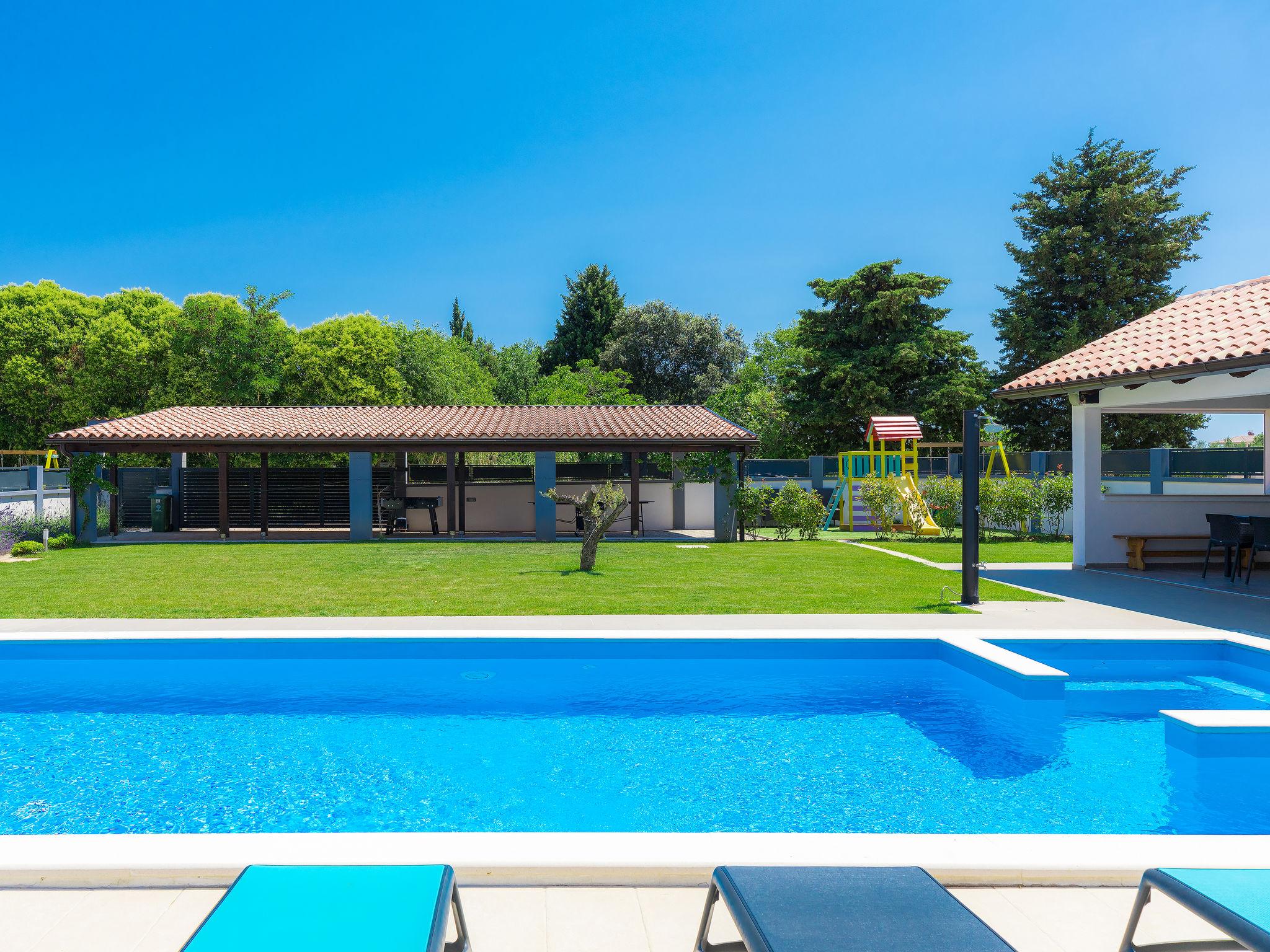 Foto 18 - Casa de 3 quartos em Ližnjan com piscina privada e jardim
