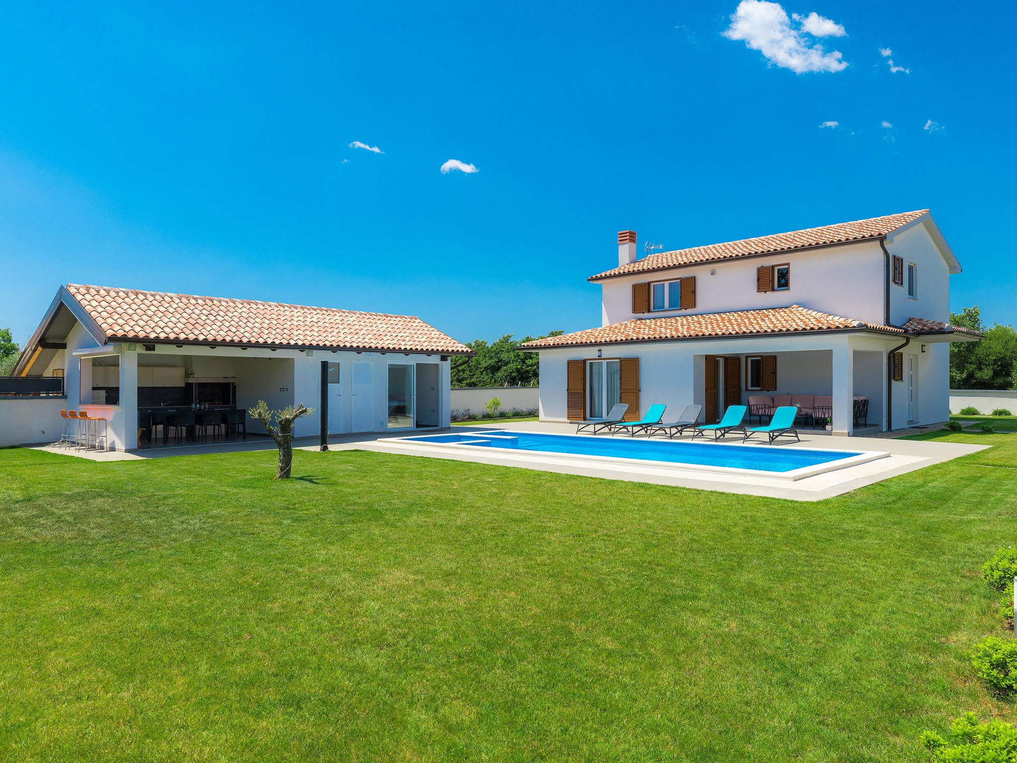 Photo 2 - Maison de 3 chambres à Ližnjan avec piscine privée et jardin