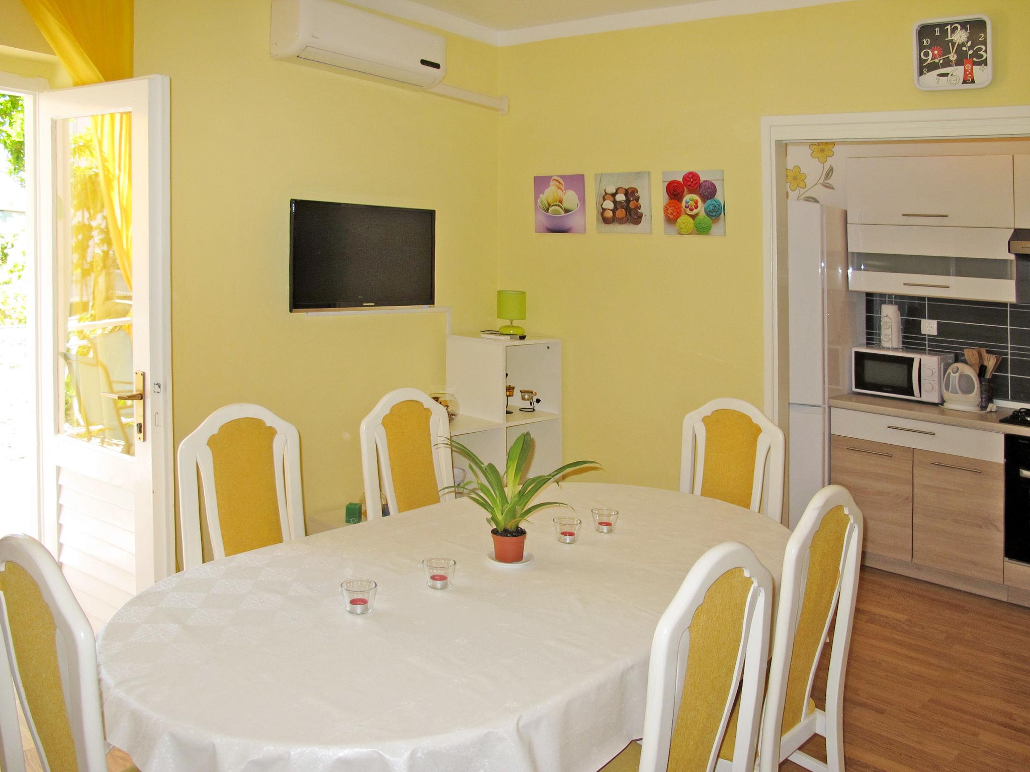 Foto 4 - Apartamento de 3 habitaciones en Biograd na Moru con jardín y terraza