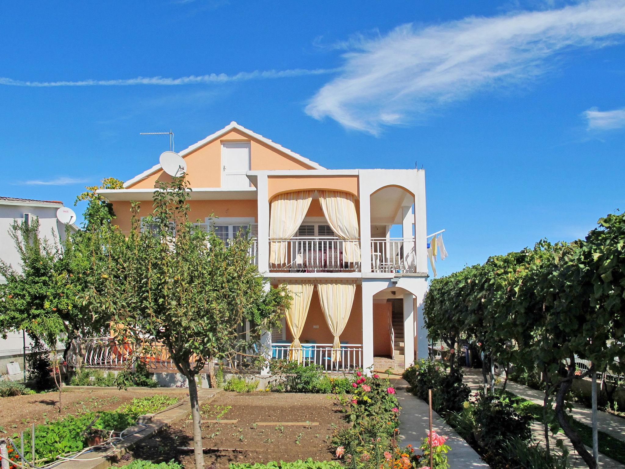 Foto 1 - Apartamento de 3 habitaciones en Biograd na Moru con terraza y vistas al mar