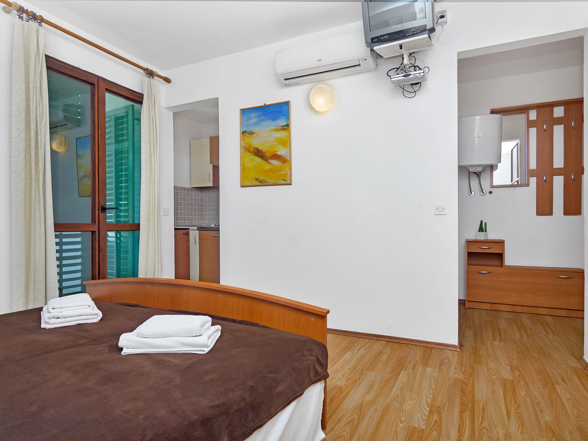 Photo 3 - Apartment in Jelsa with terrace and sea view