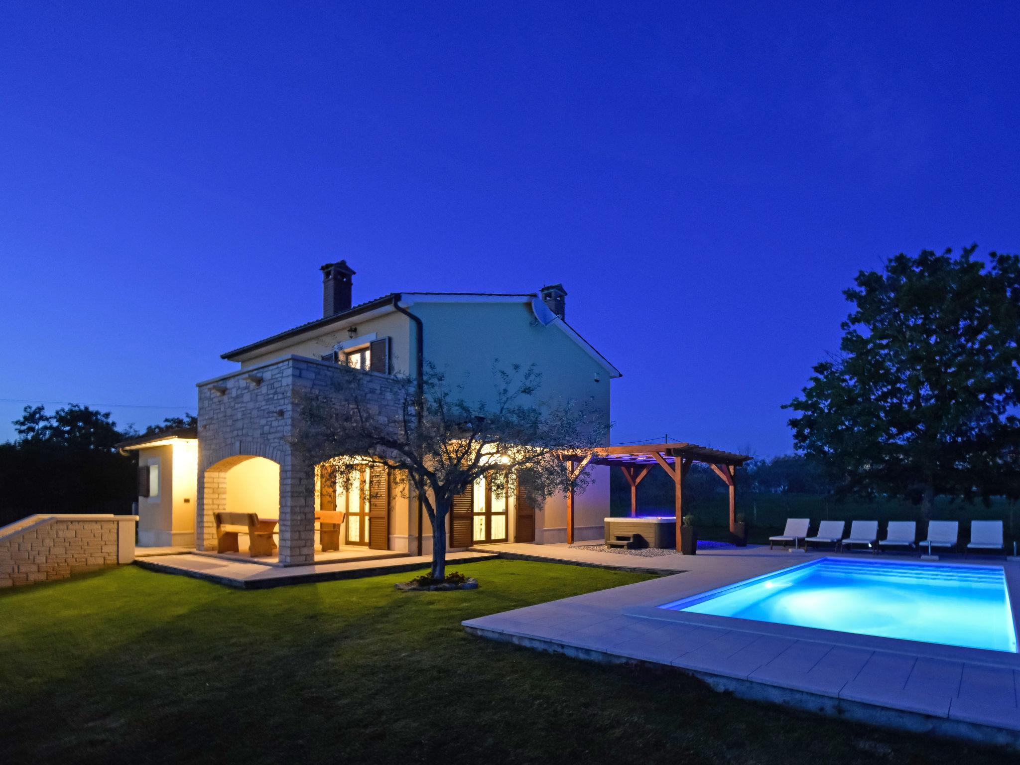 Photo 5 - Maison de 4 chambres à Sveti Lovreč avec piscine privée et vues à la mer