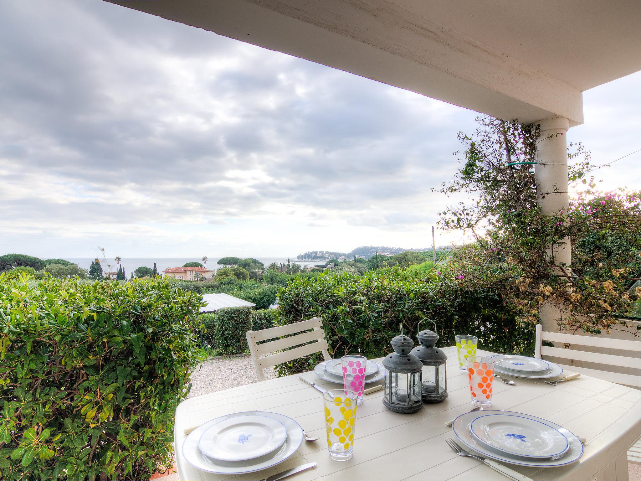 Foto 10 - Apartment mit 1 Schlafzimmer in Cavalaire-sur-Mer mit terrasse