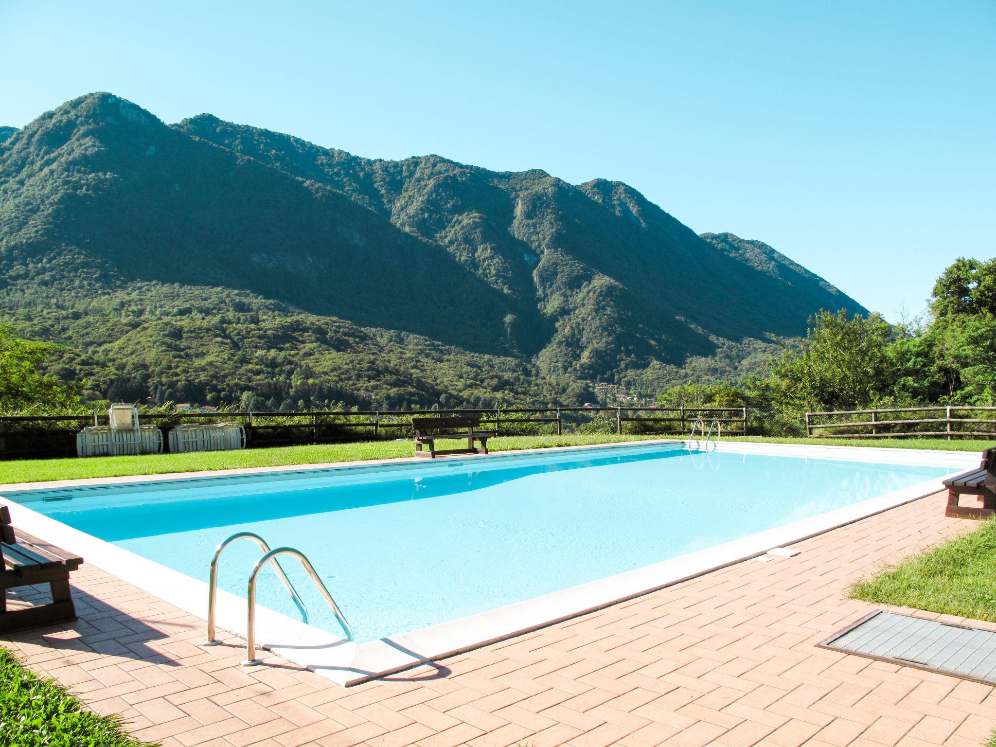 Photo 13 - Appartement de 2 chambres à Castelveccana avec piscine et vues sur la montagne