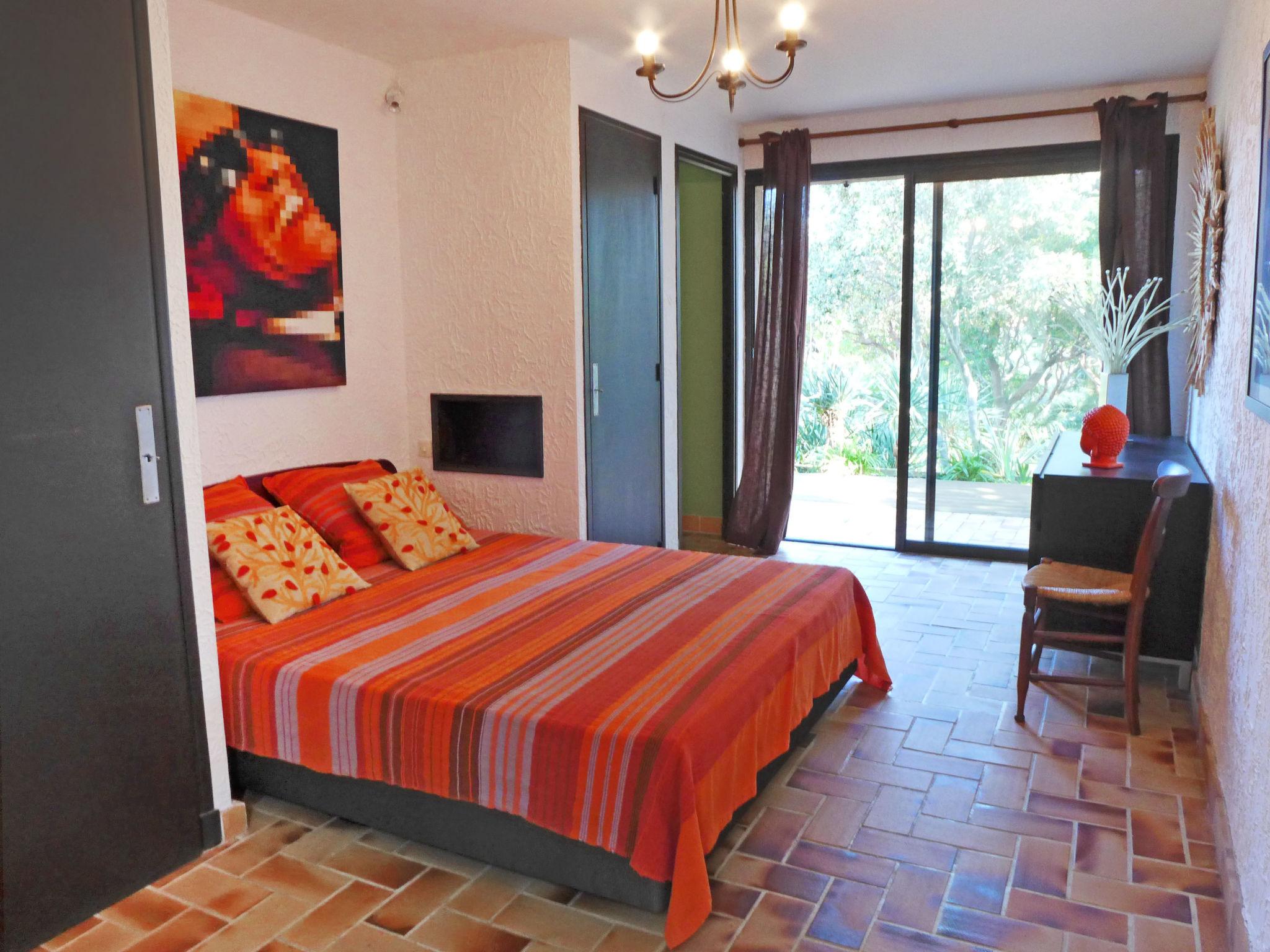 Foto 3 - Casa de 3 habitaciones en Roquebrune-sur-Argens con piscina privada y vistas al mar
