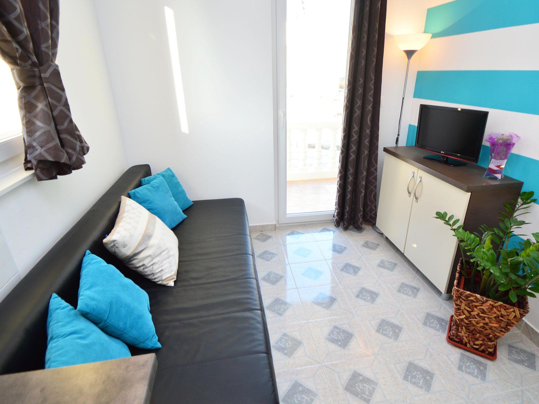 Foto 6 - Apartamento de 1 habitación en Tribunj con piscina y vistas al mar
