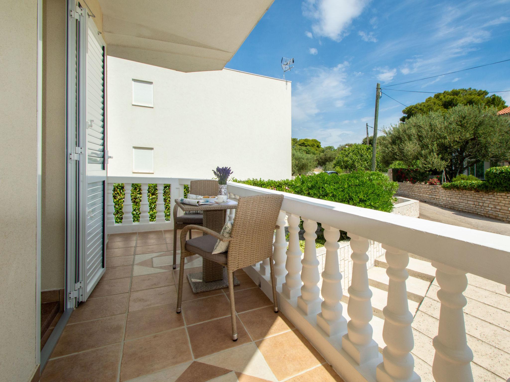 Photo 12 - Appartement de 1 chambre à Tribunj avec piscine et vues à la mer