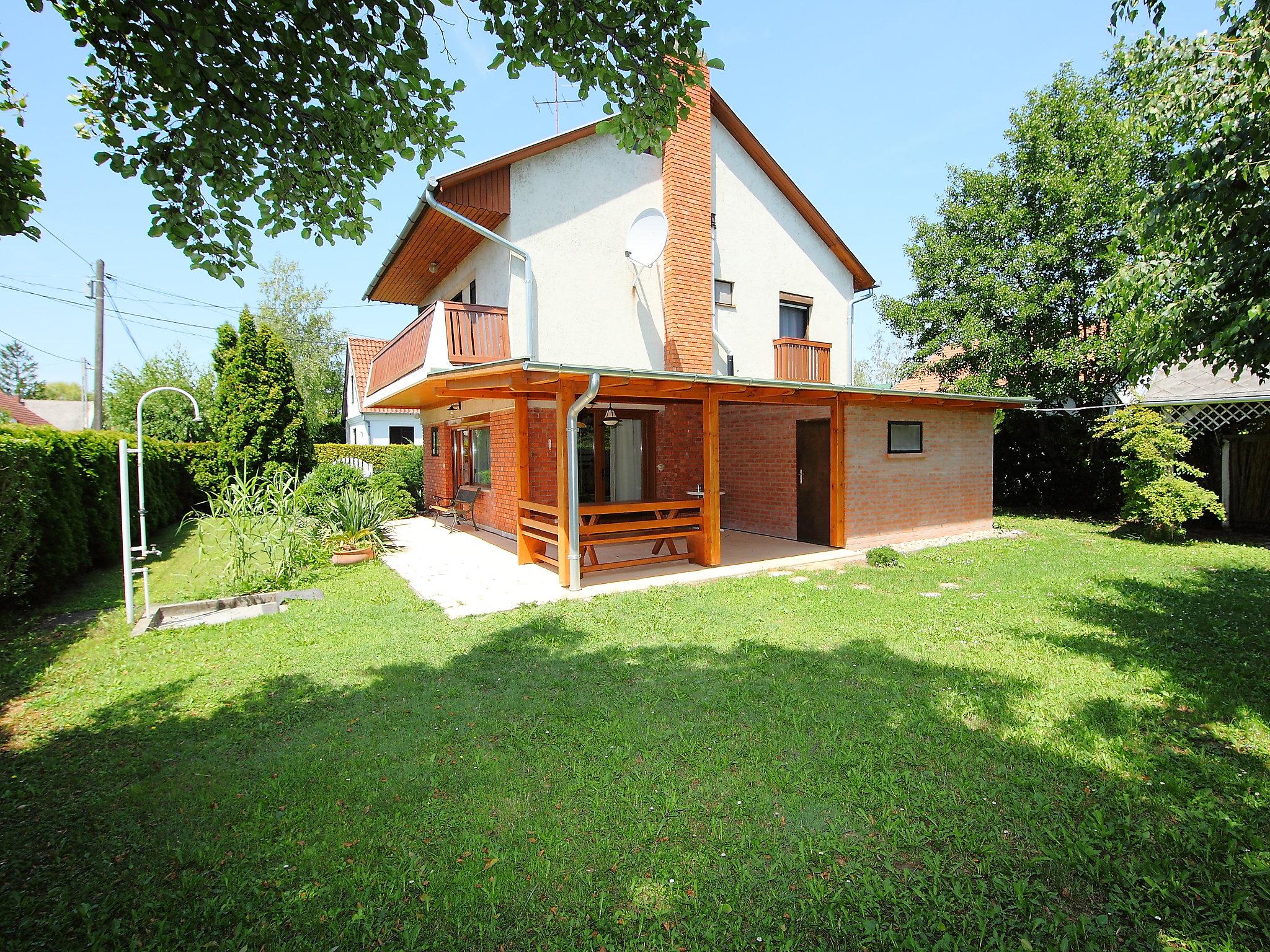 Foto 1 - Haus mit 3 Schlafzimmern in Balatonmáriafürdő mit garten und terrasse