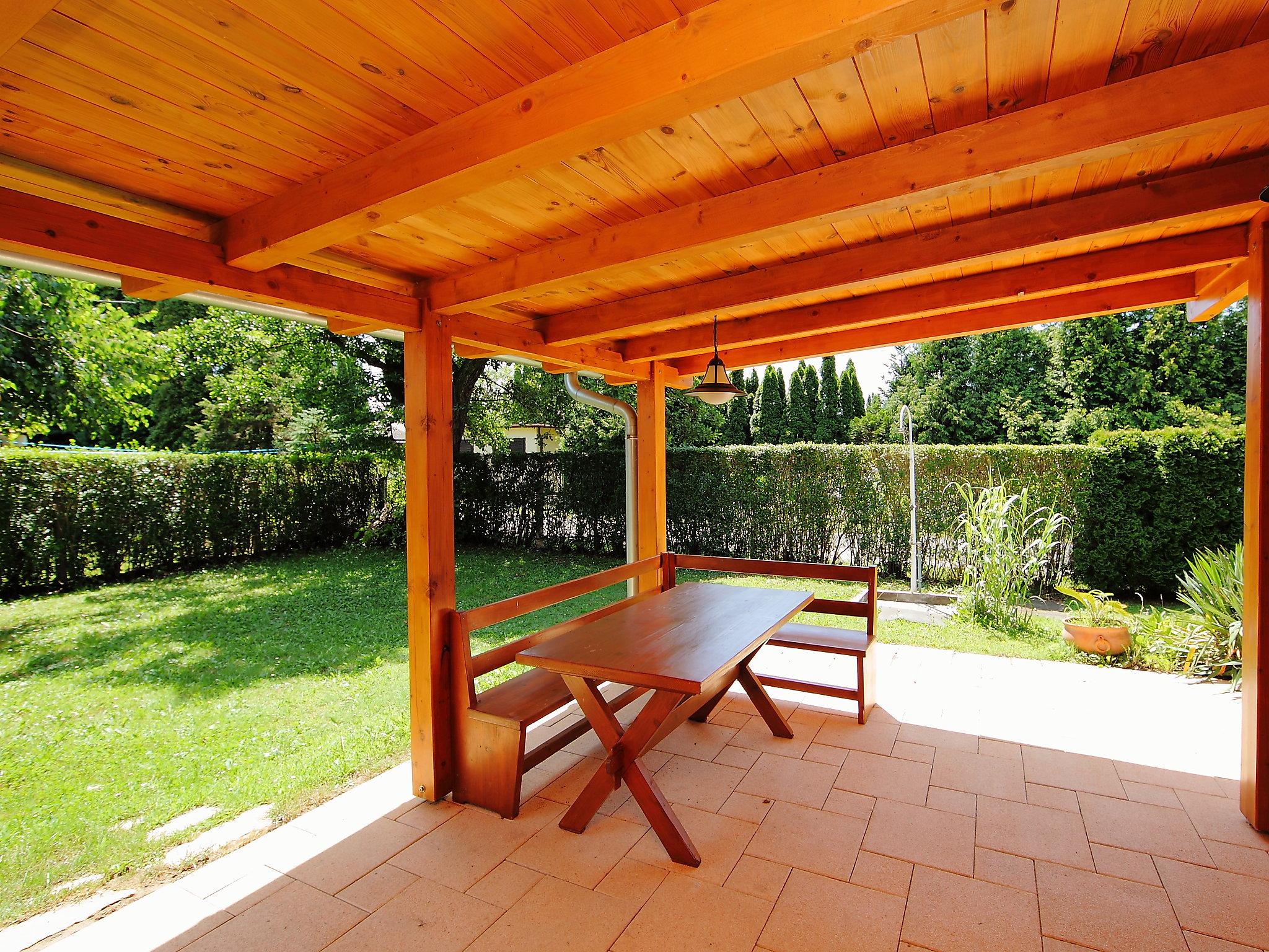 Photo 2 - Maison de 3 chambres à Balatonmáriafürdő avec jardin et terrasse