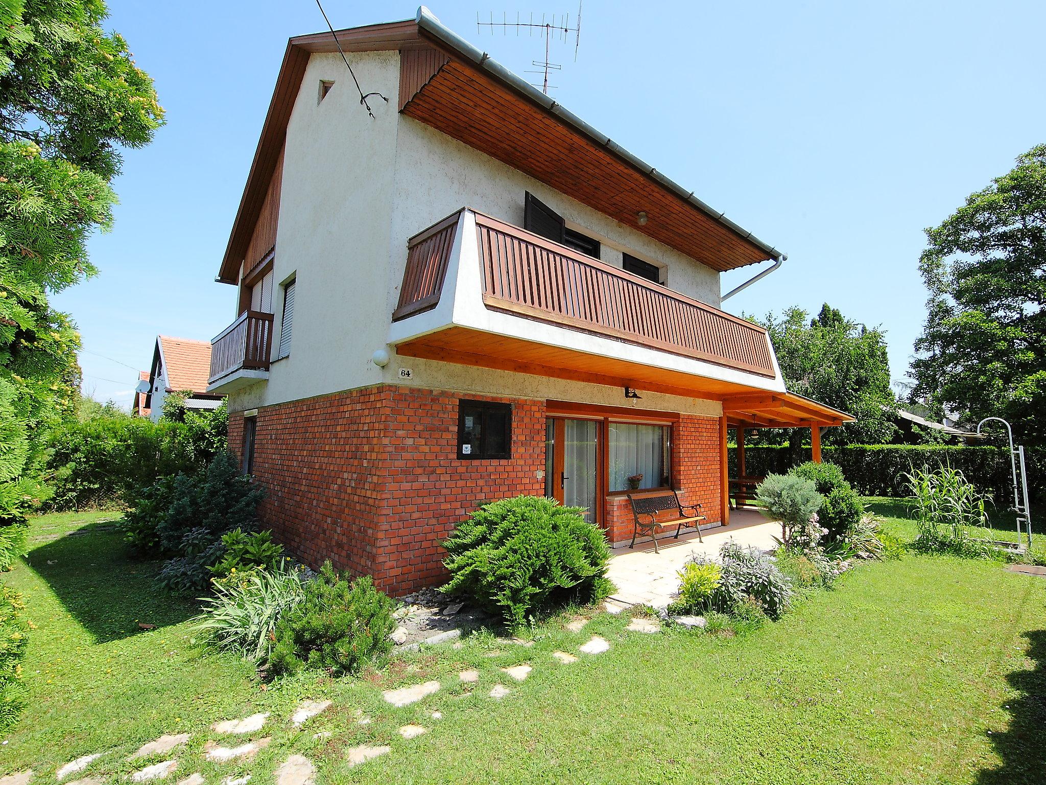 Foto 11 - Casa con 3 camere da letto a Balatonmáriafürdő con giardino e terrazza